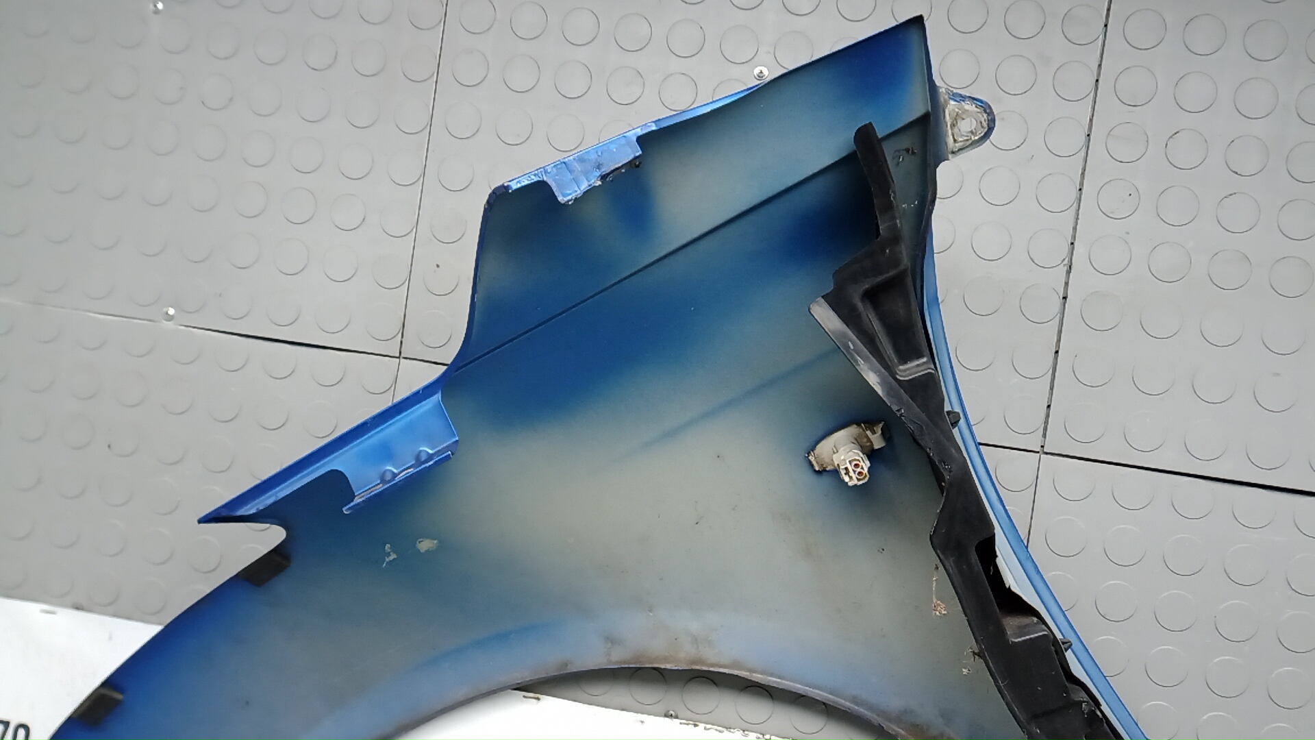 Крыло переднее правое