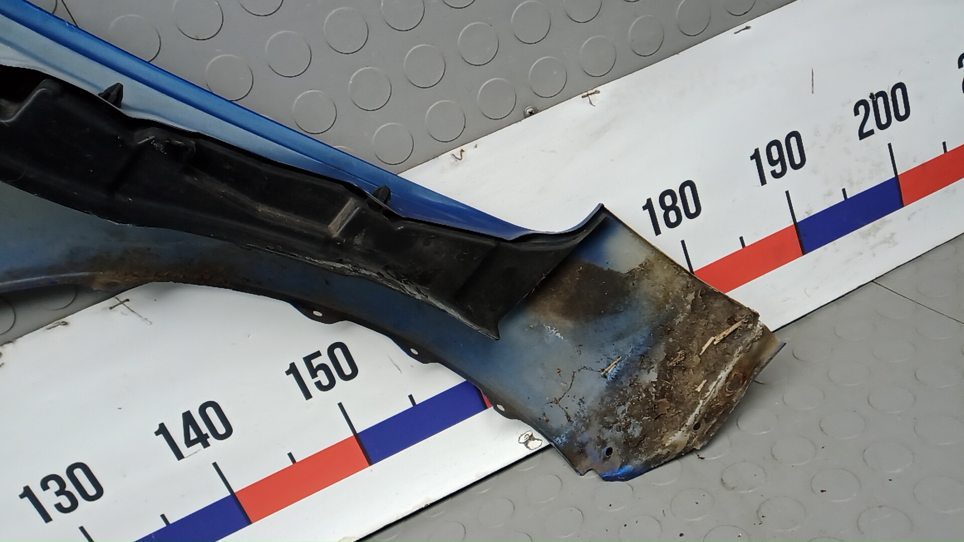 Крыло переднее правое