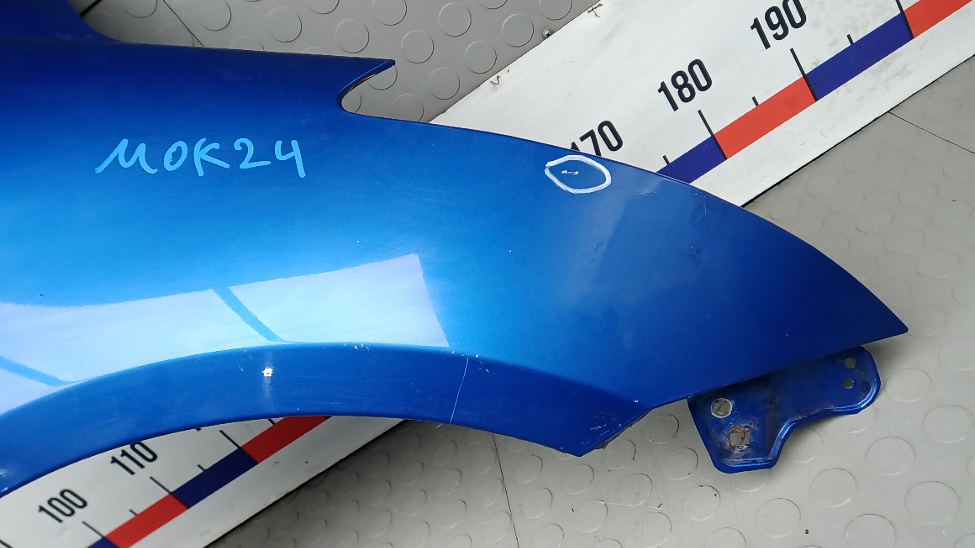 Крыло переднее правое