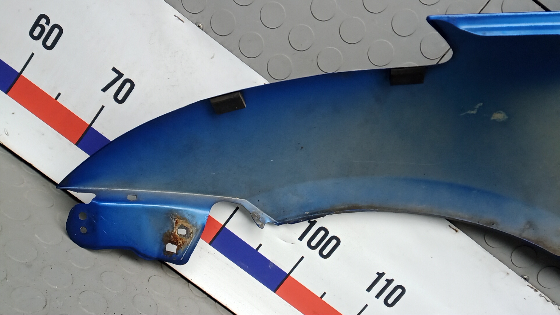 Крыло переднее правое