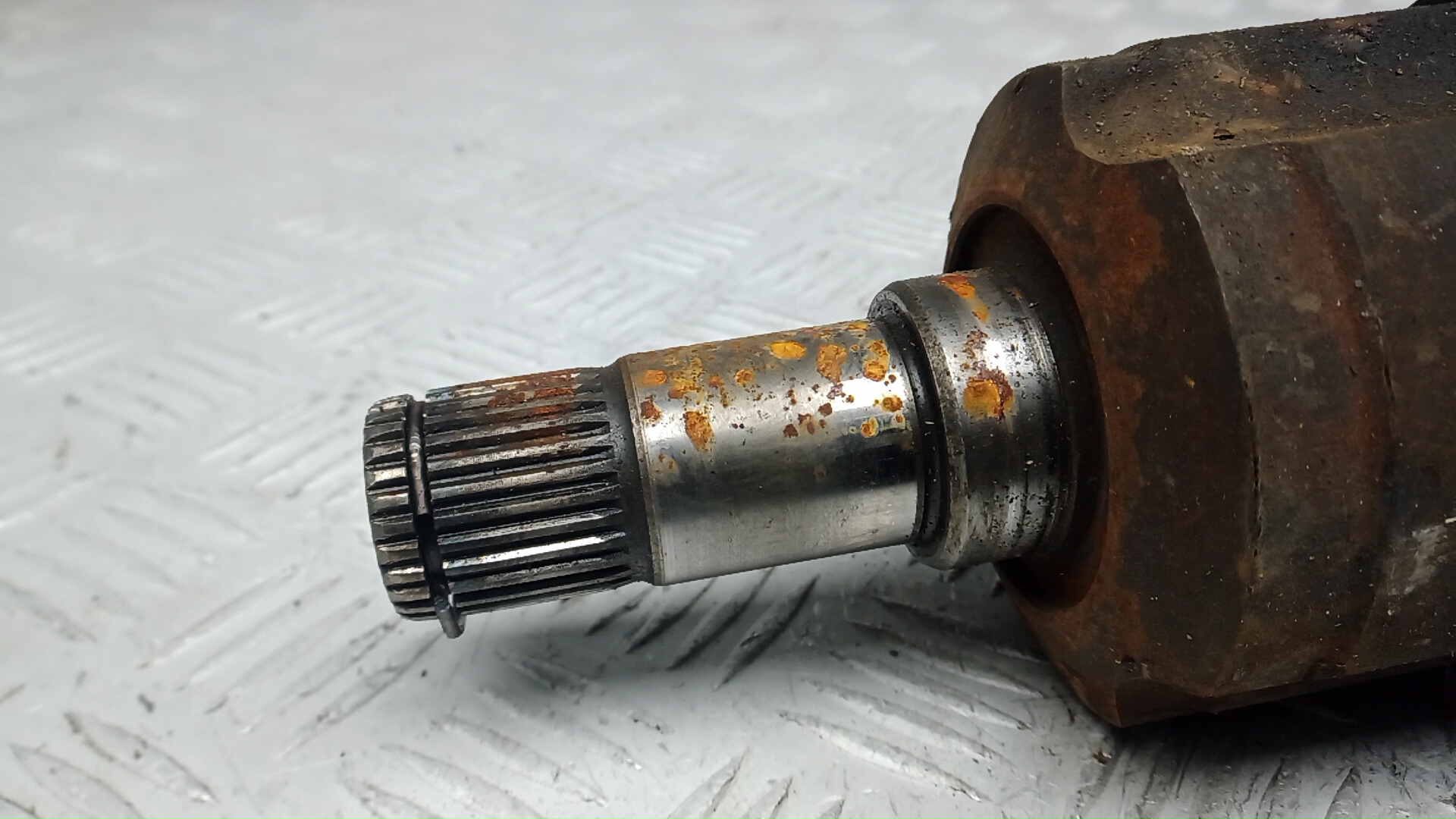 Полуось передняя левая