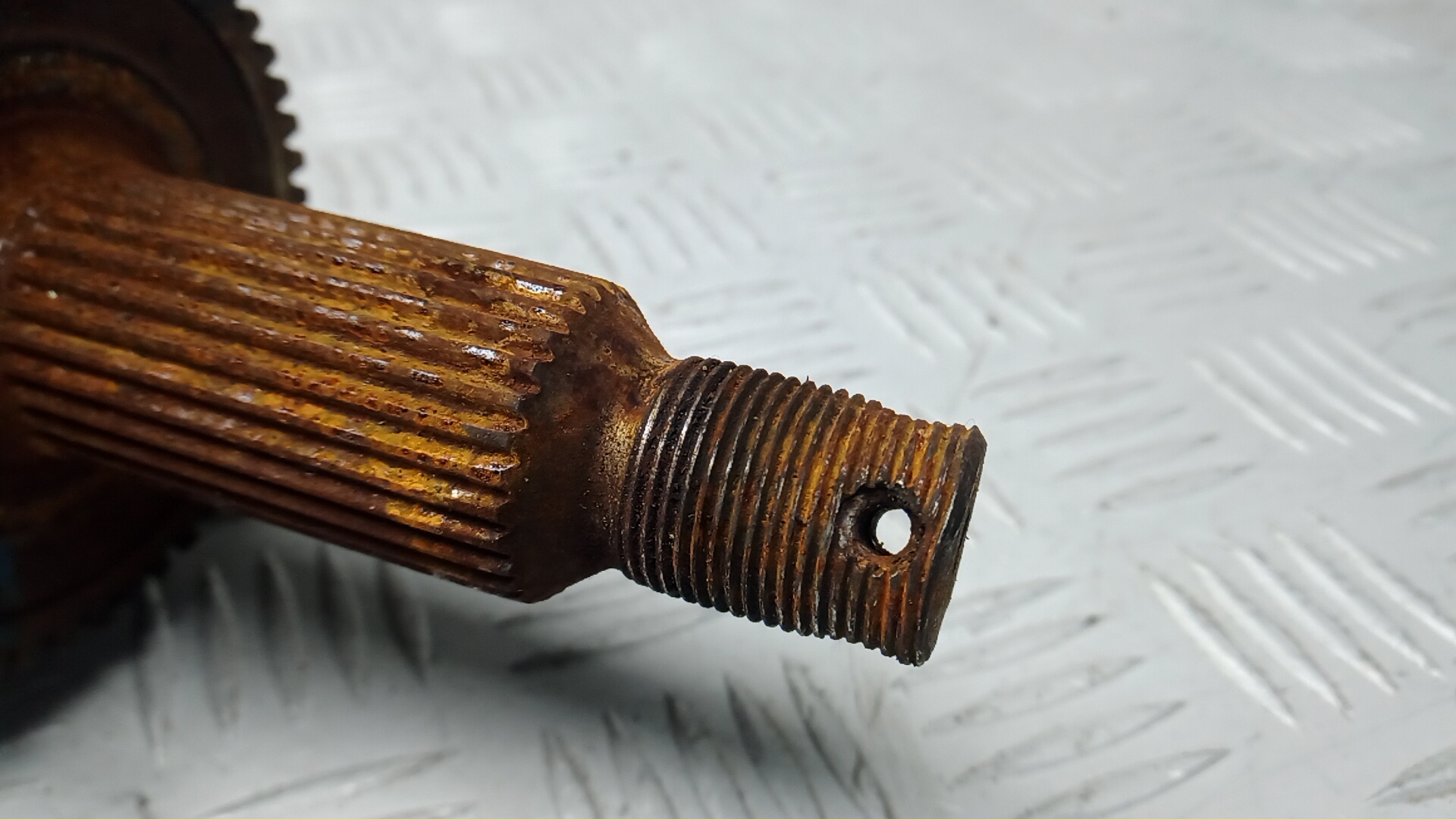 Полуось передняя левая