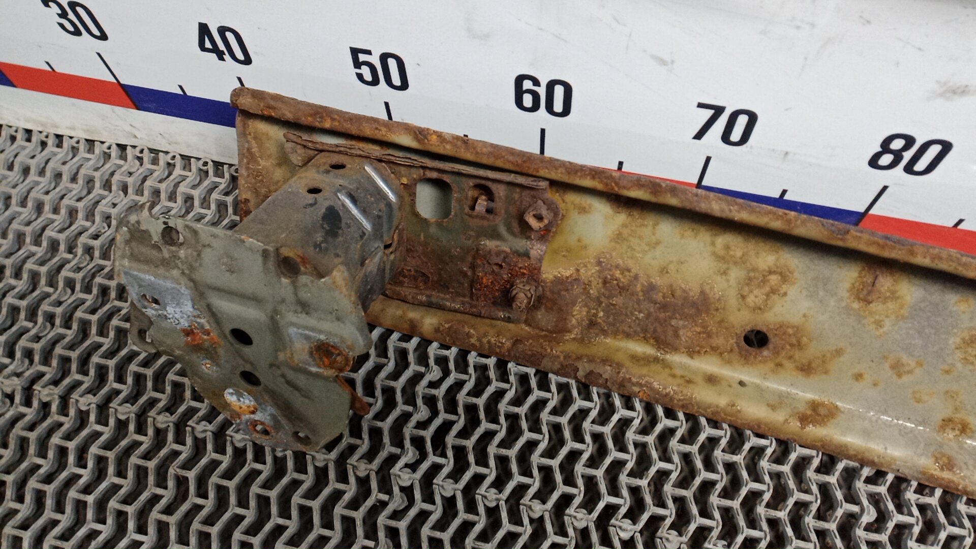 Усилитель заднего бампера