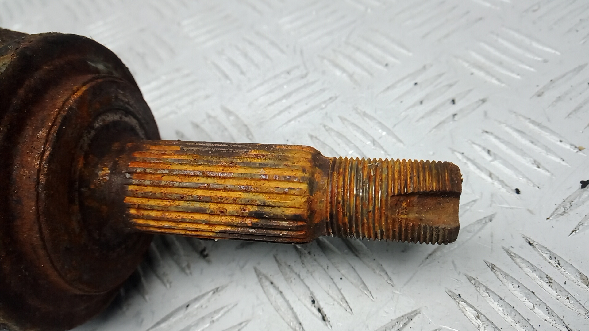 Полуось передняя левая