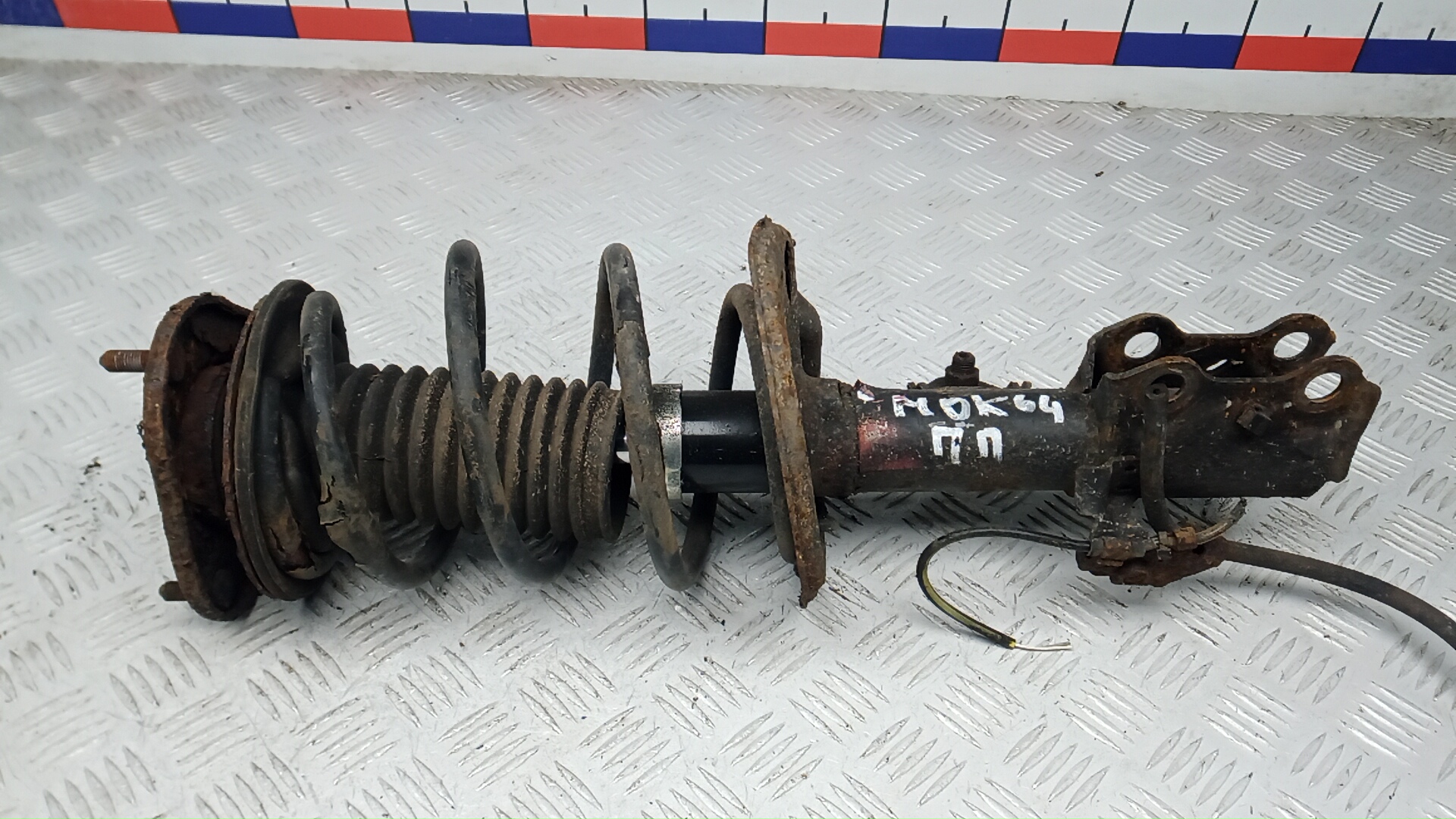 Амортизатор передний правый