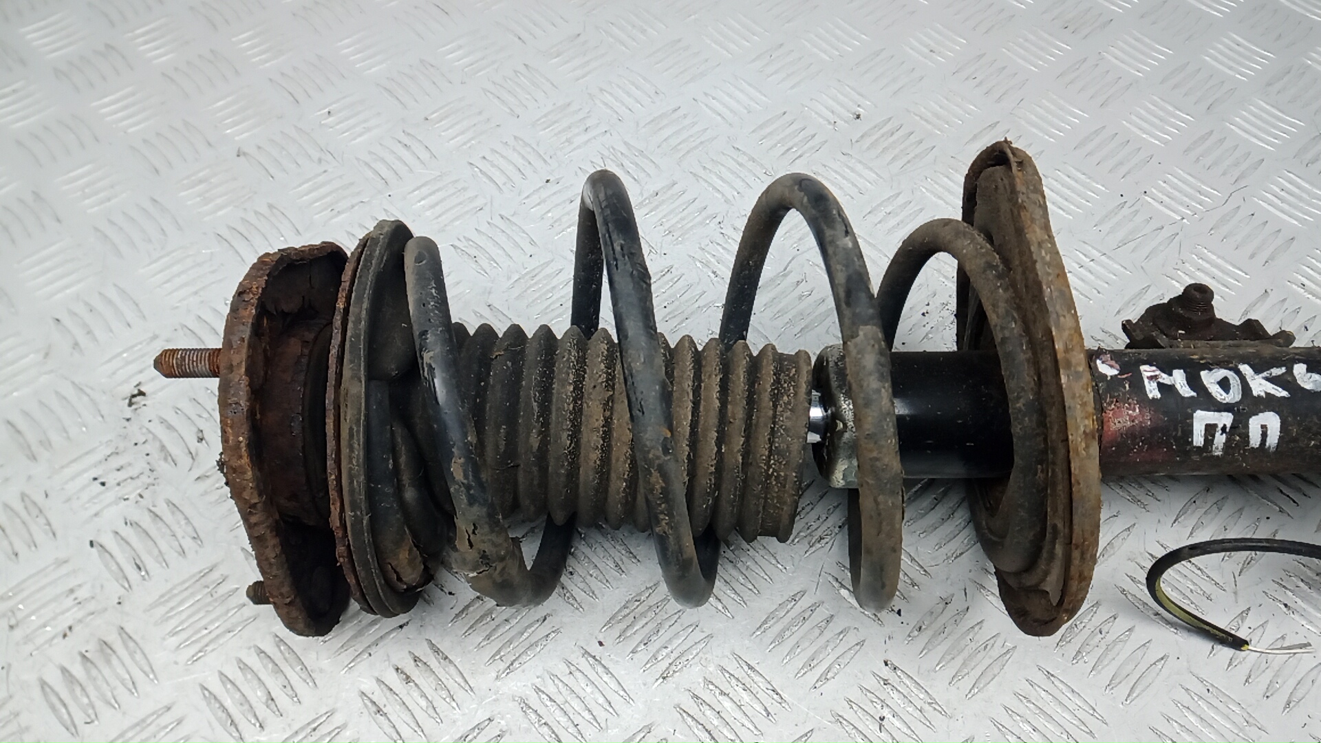 Амортизатор передний правый