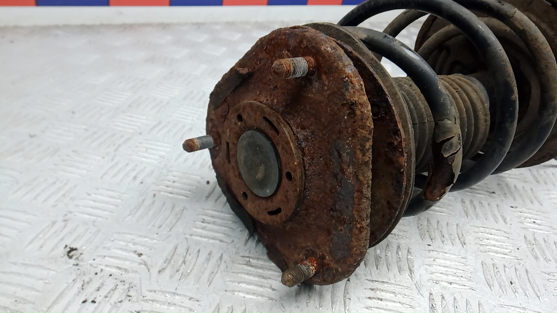 Амортизатор передний правый