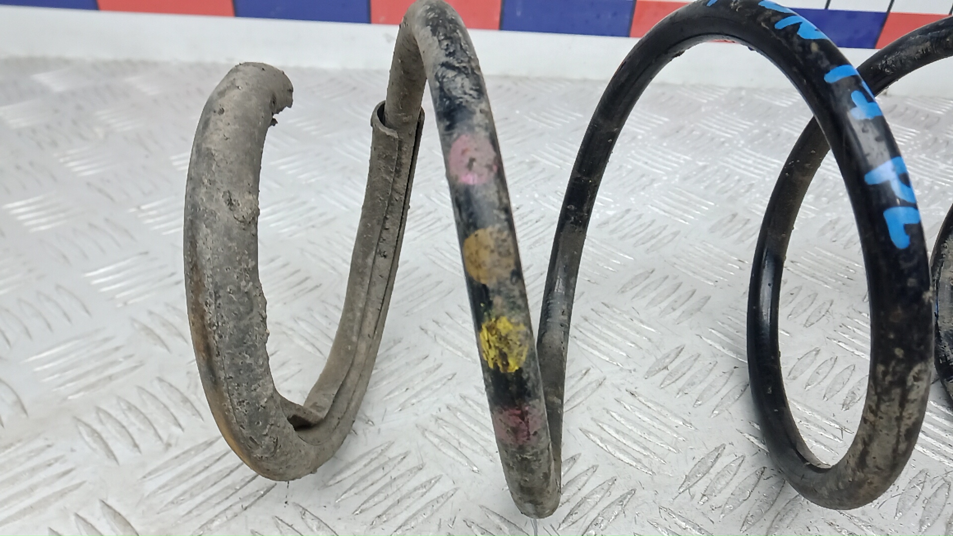 Пружина передняя левая