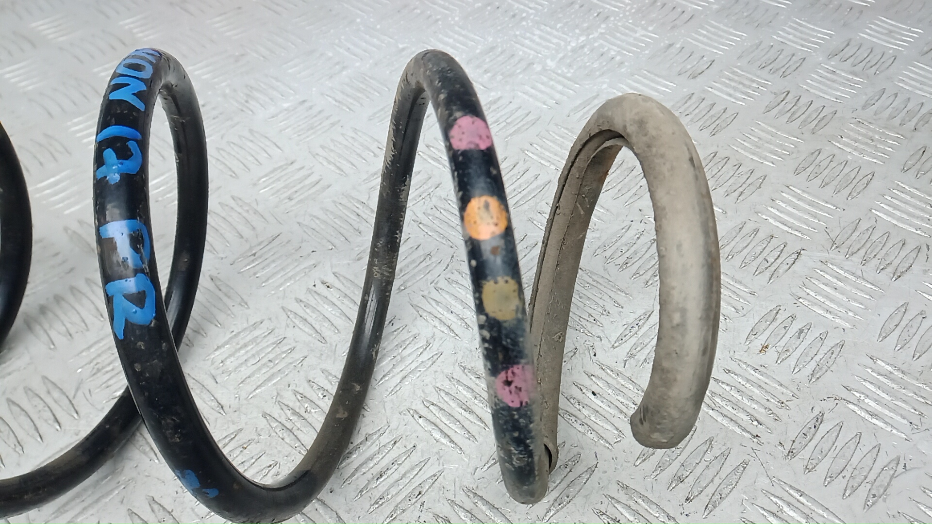 Пружина передняя правая