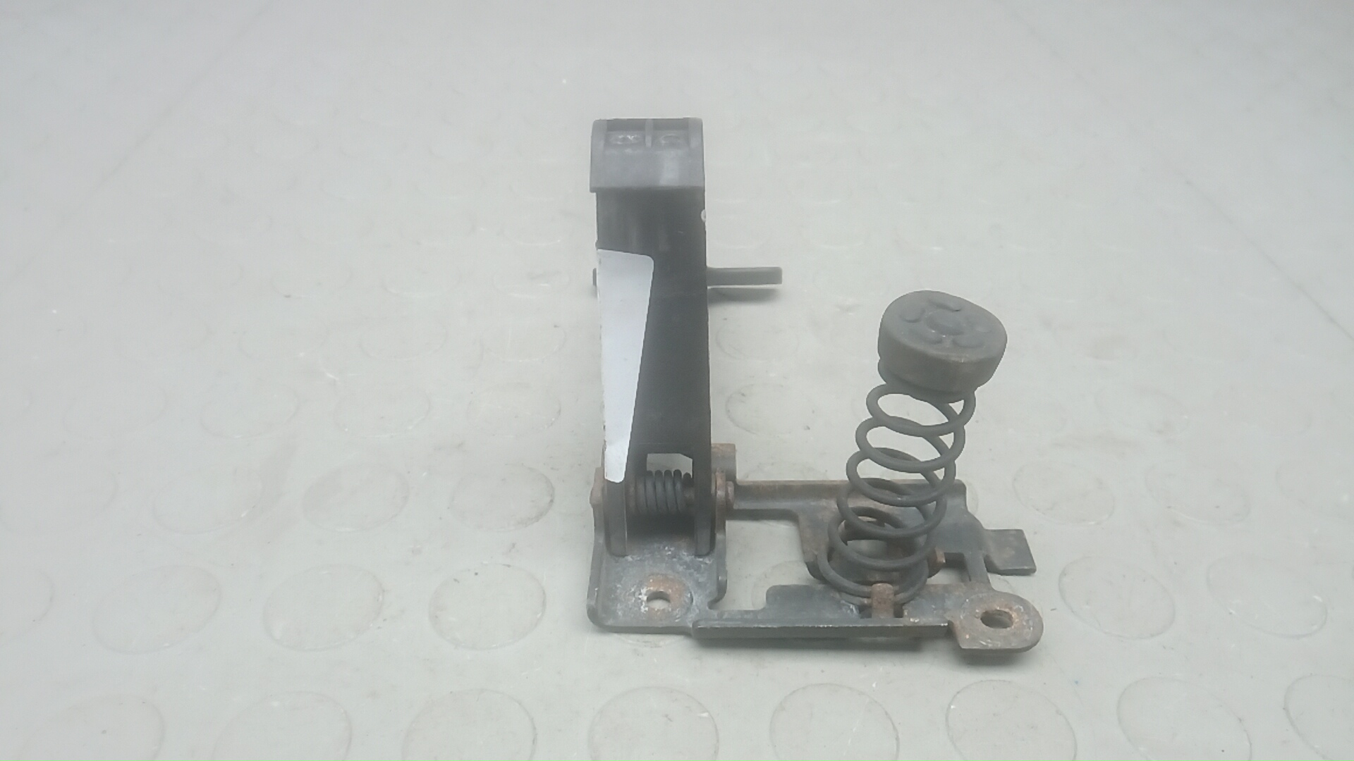 Замок капота