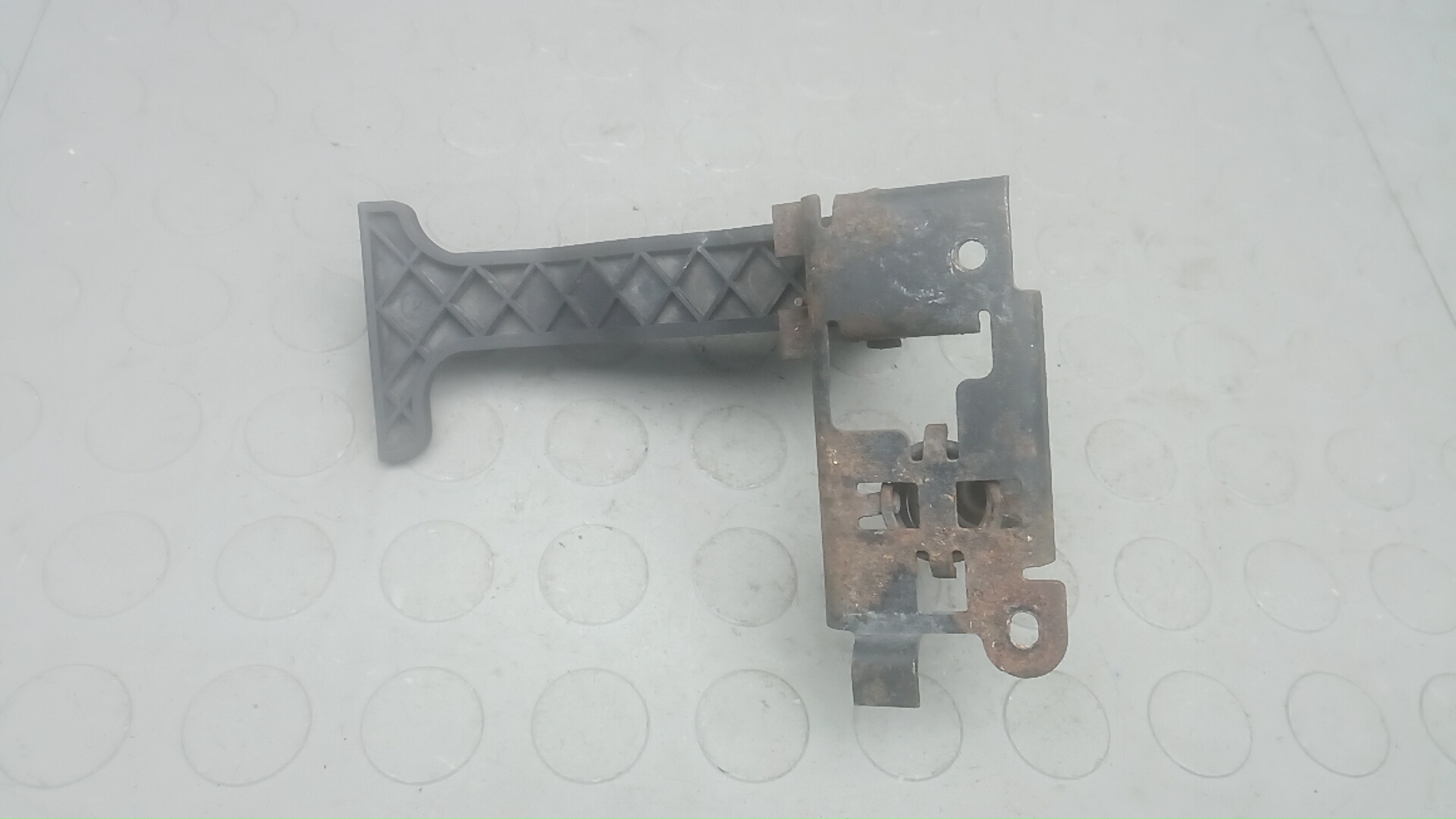 Замок капота