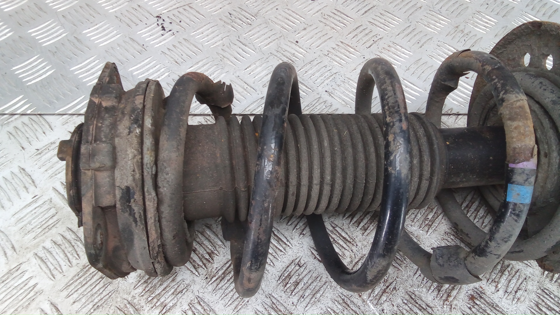 Амортизатор передний правый