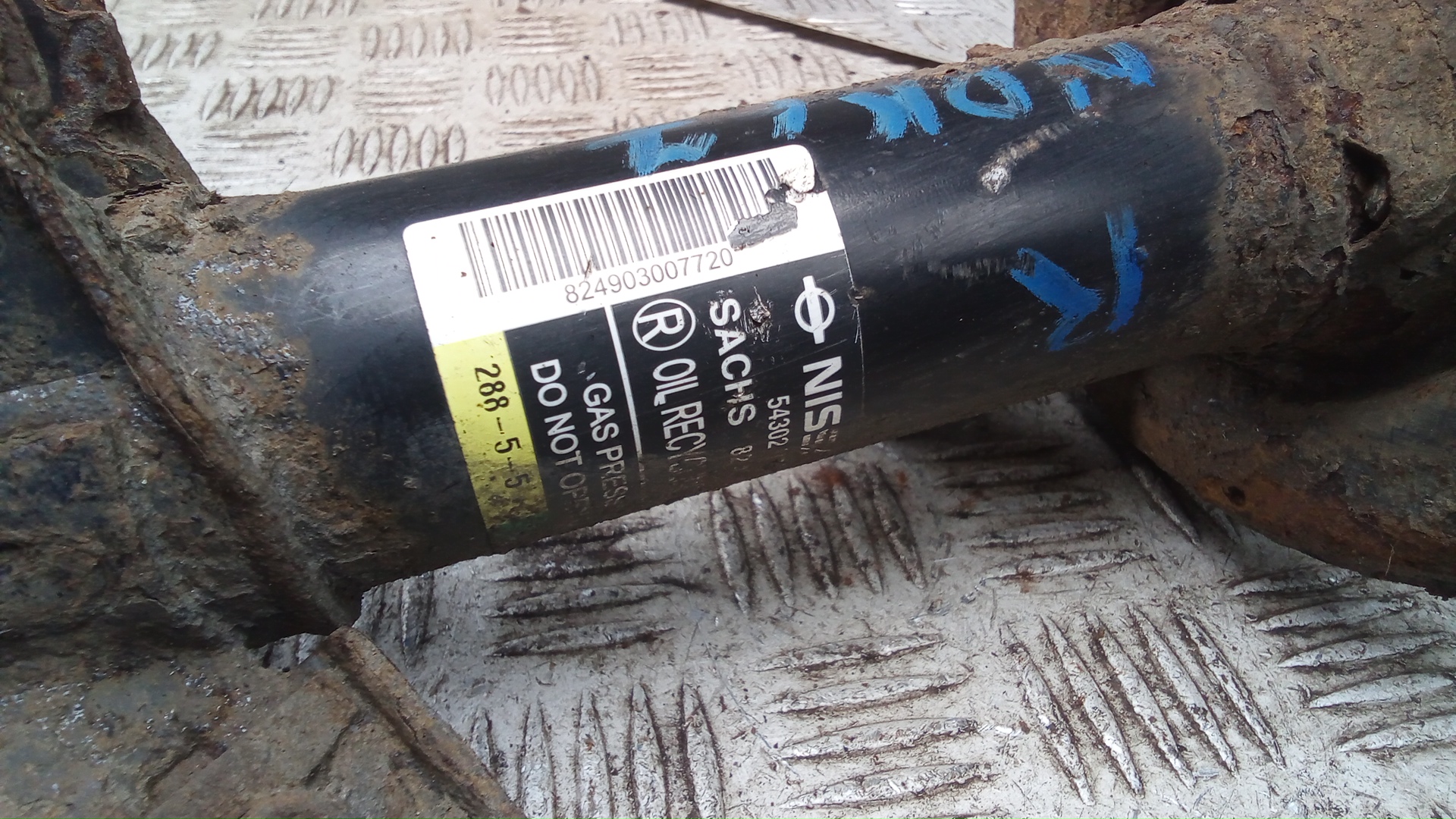 Амортизатор передний правый