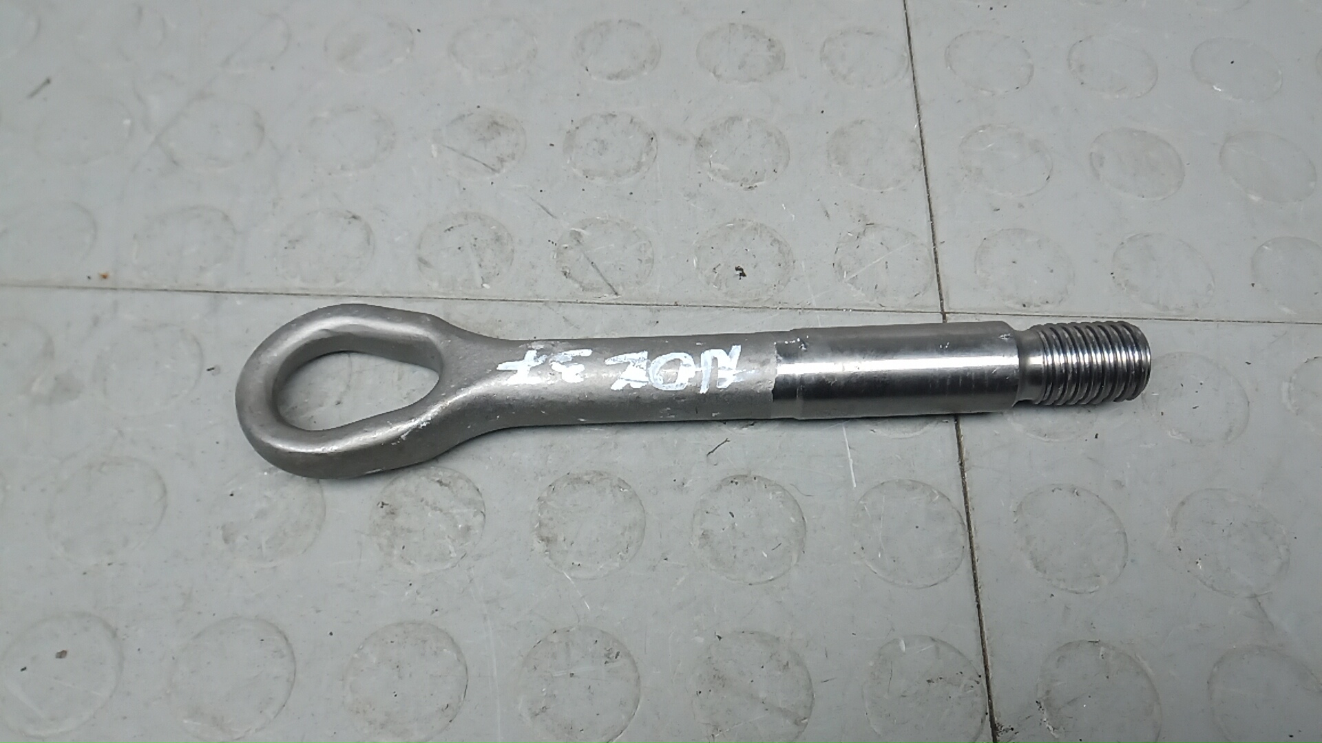 Крюк буксировочный