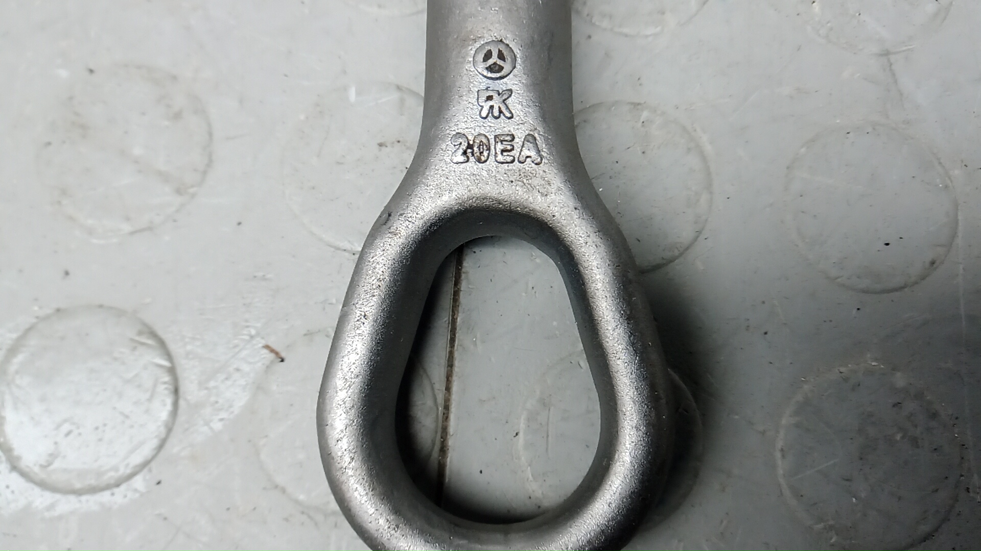 Крюк буксировочный