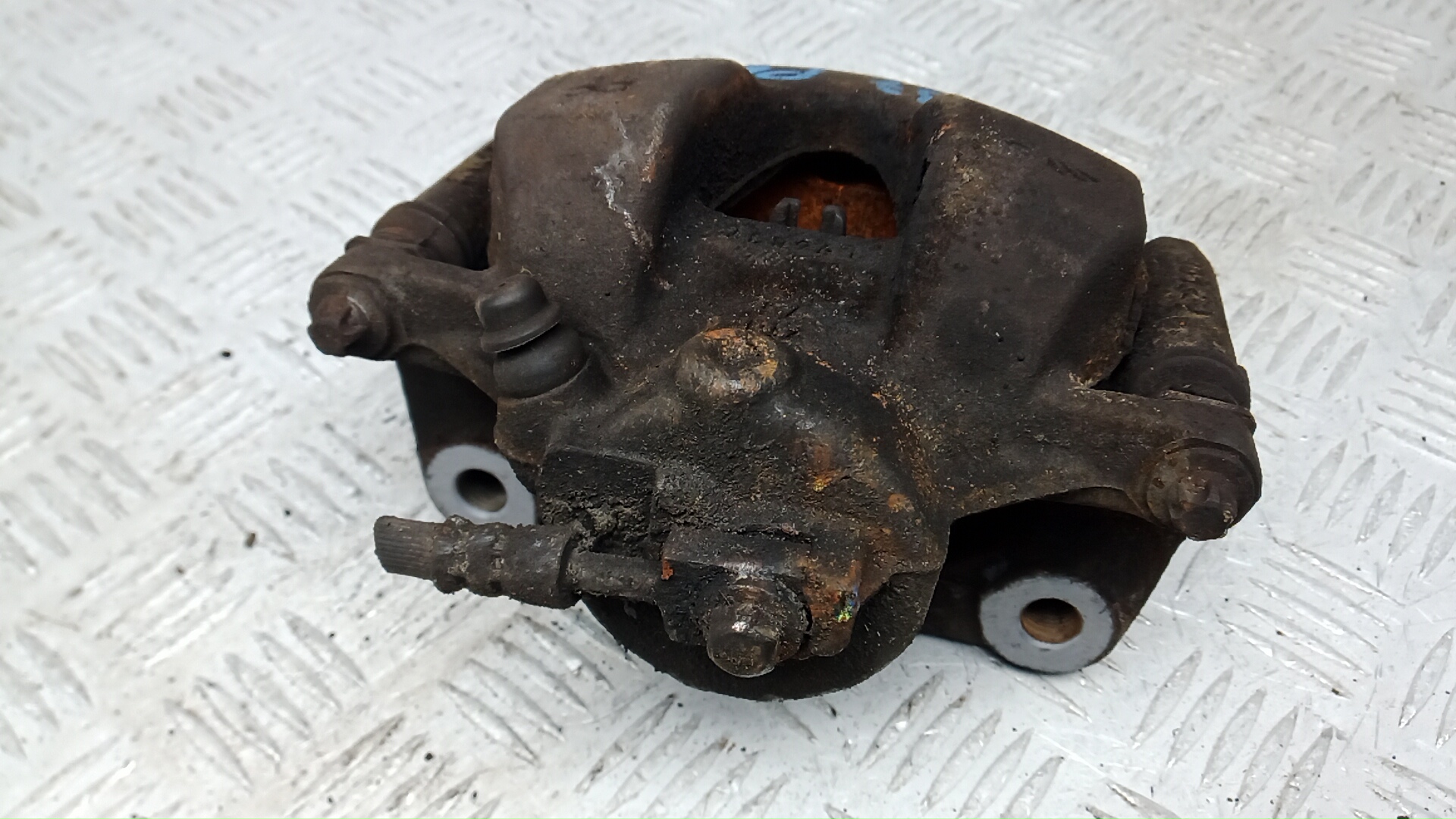 Суппорт передний левый