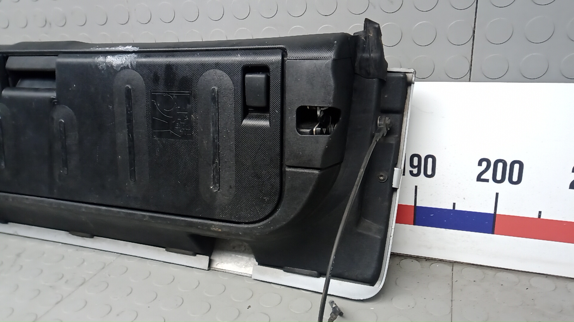 Дверь багажника нижняя (борт)