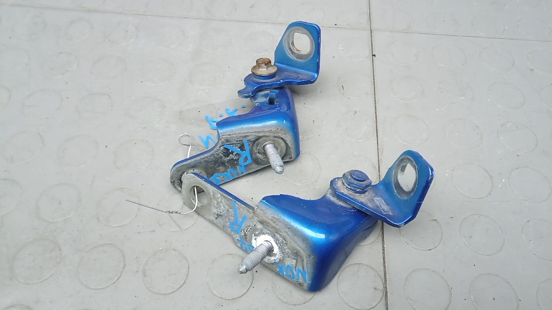 Петля двери