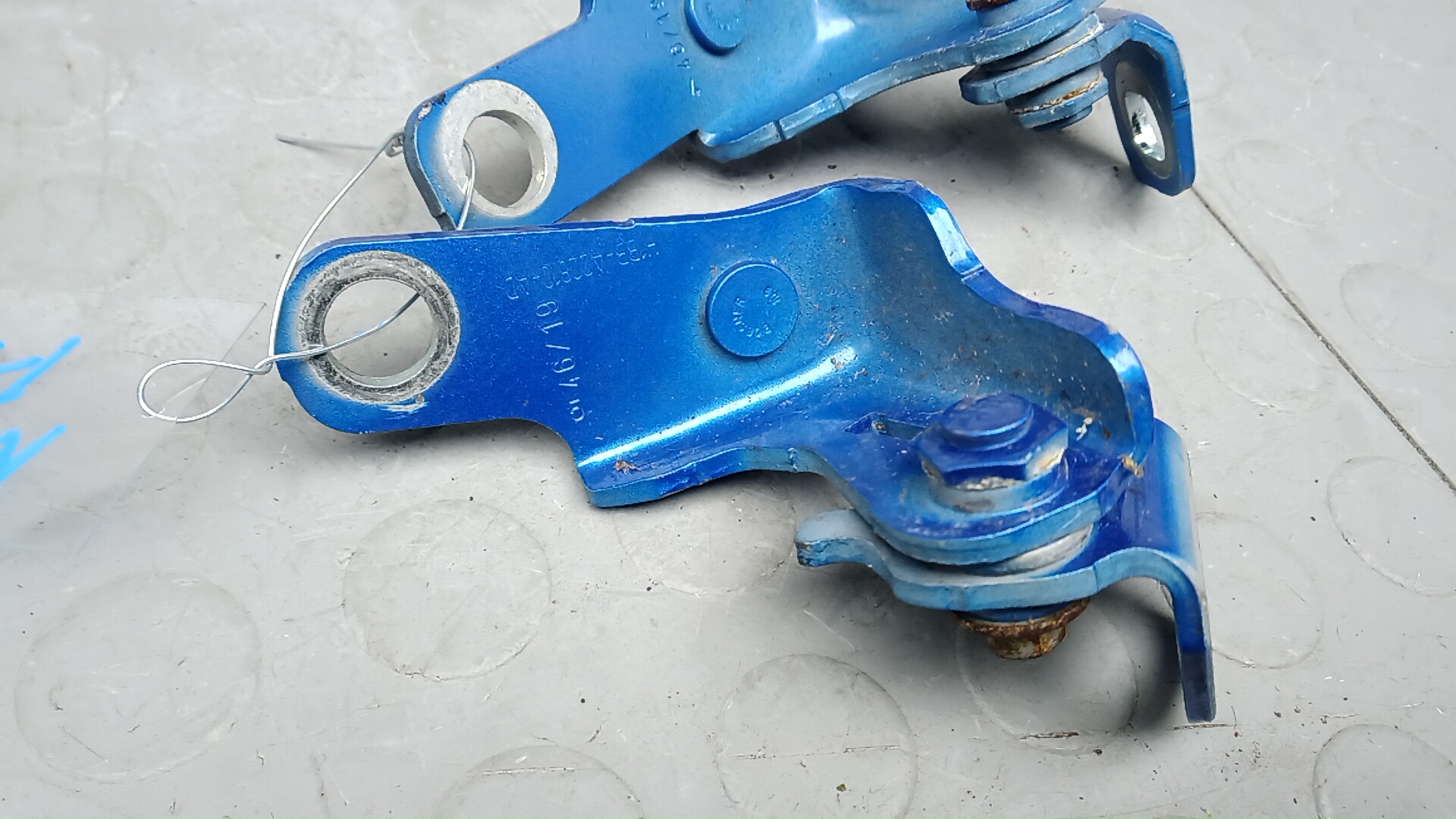 Петля двери