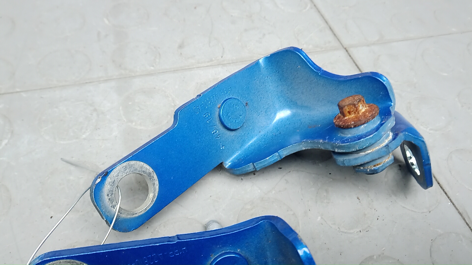 Петля двери