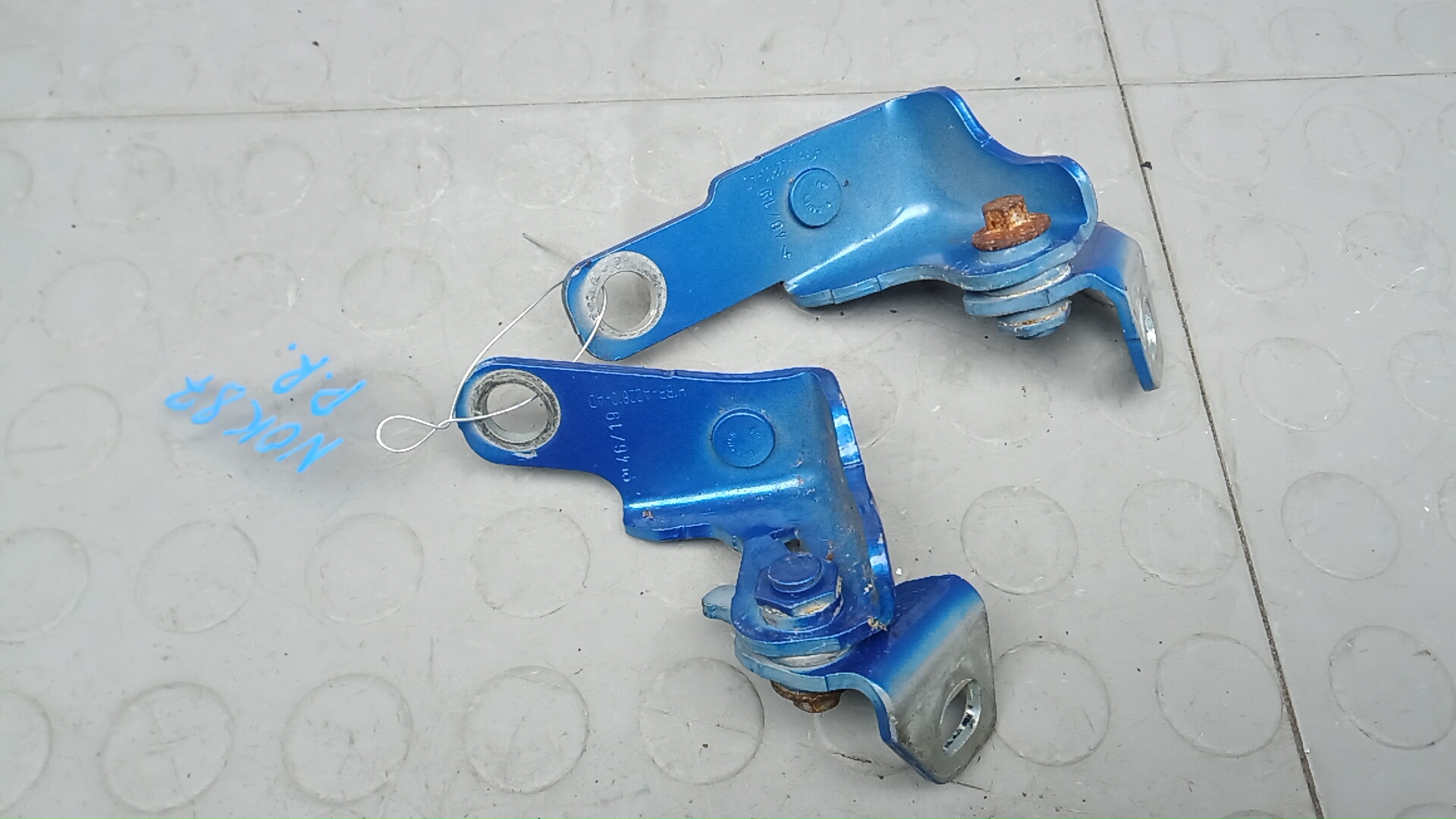 Петля двери