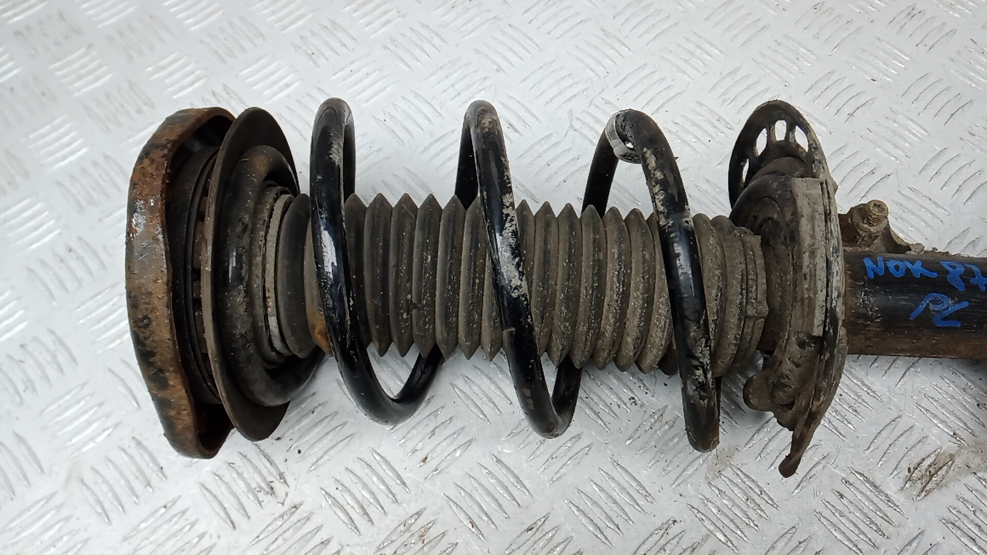 Амортизатор передний левый