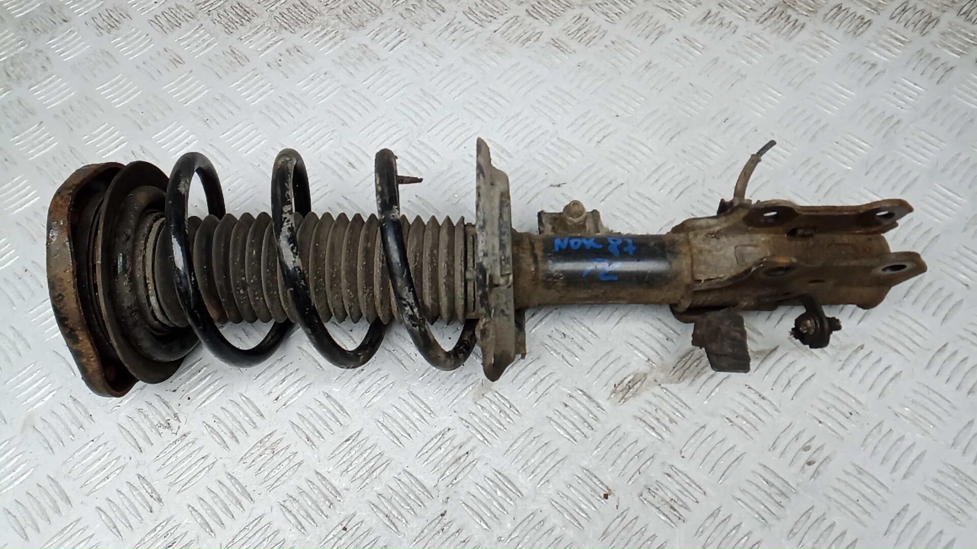 Амортизатор передний левый