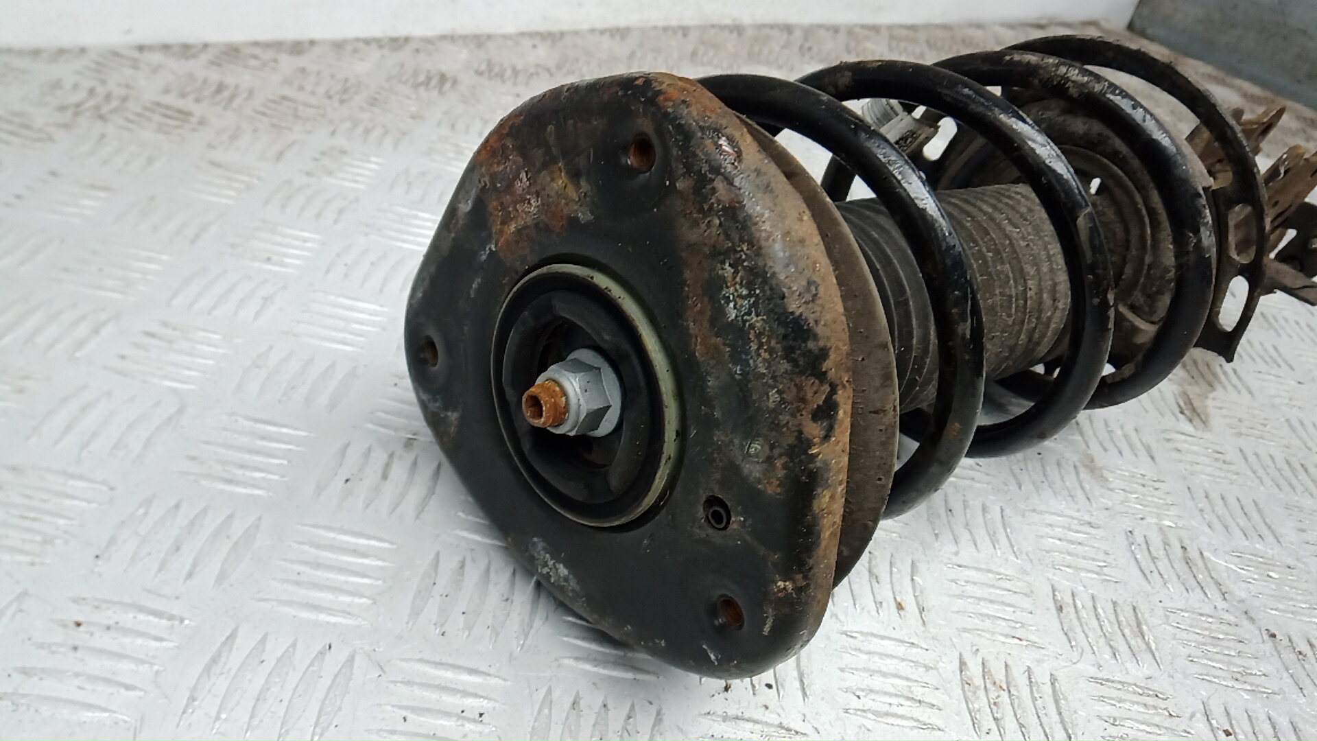 Амортизатор передний левый