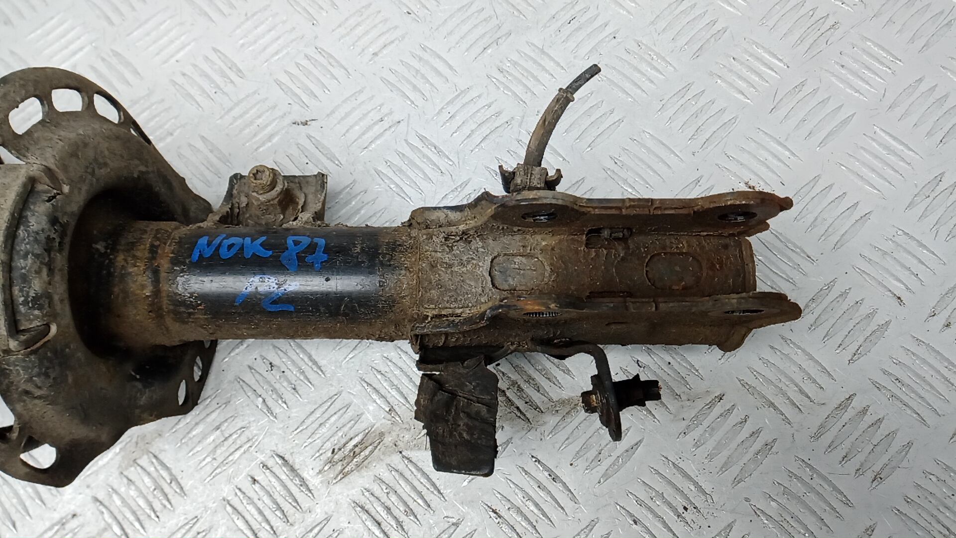 Амортизатор передний левый