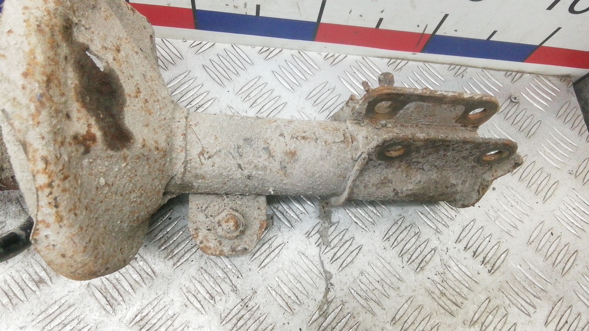 Амортизатор передний правый