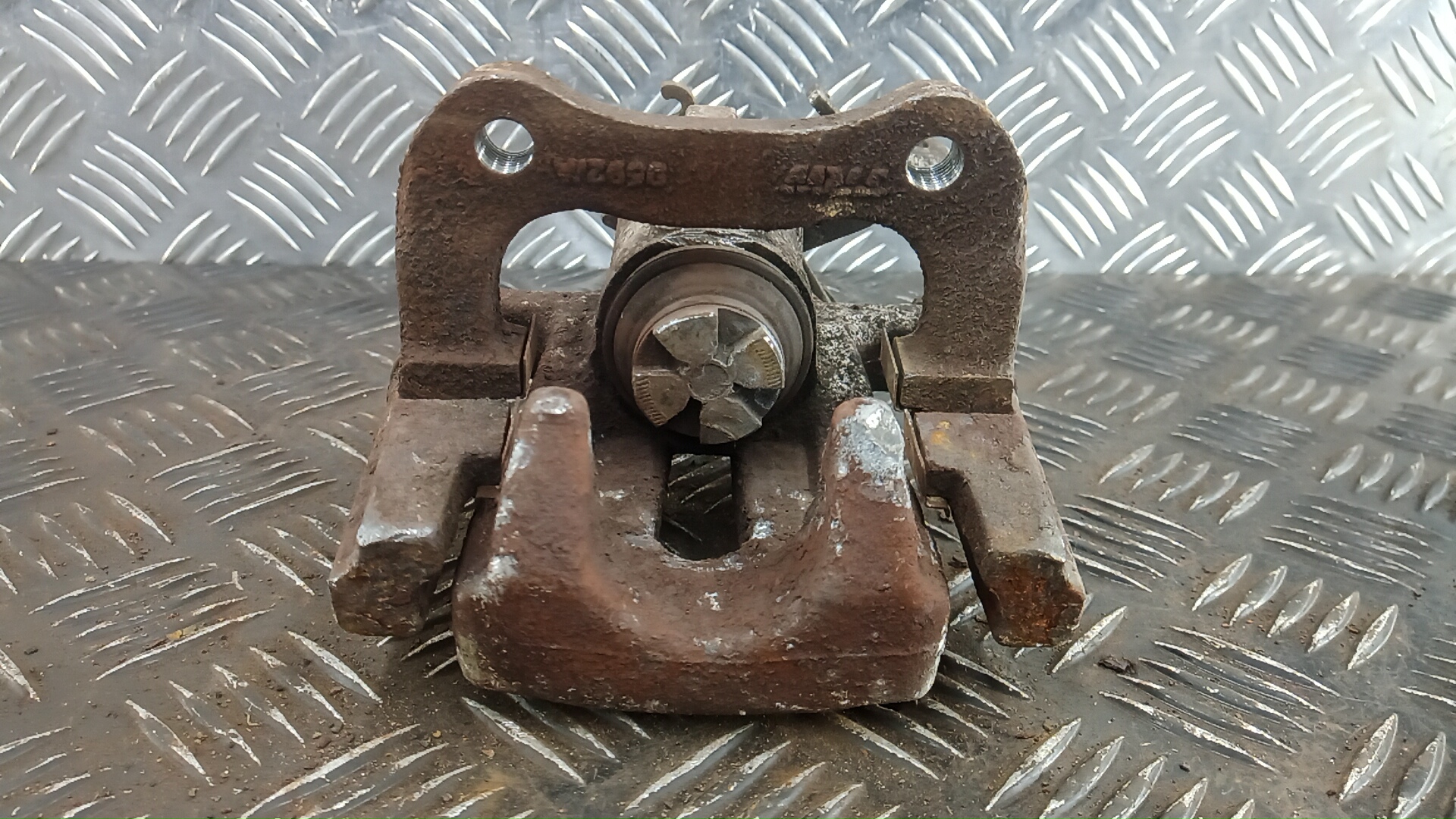 Суппорт задний левый