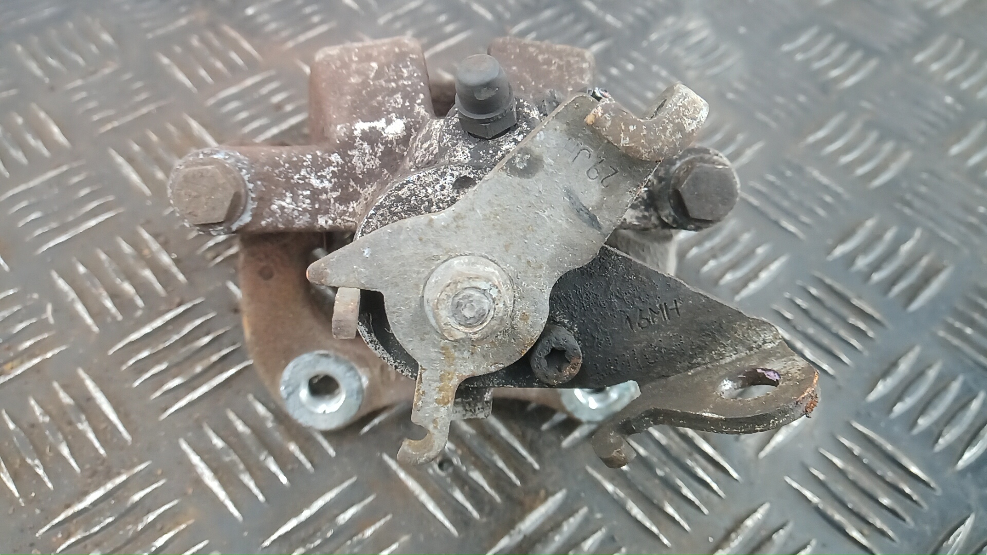 Суппорт задний левый