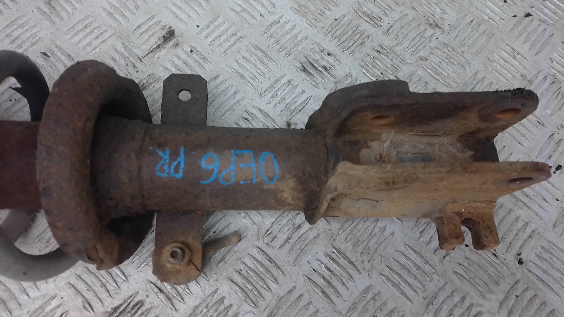 Амортизатор передний правый