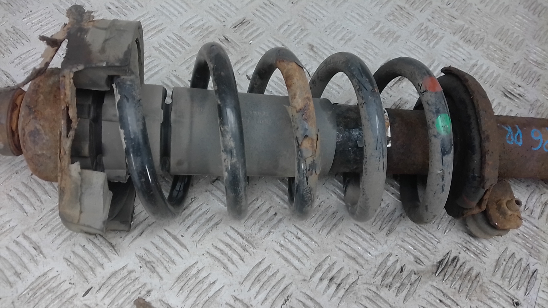 Амортизатор передний правый