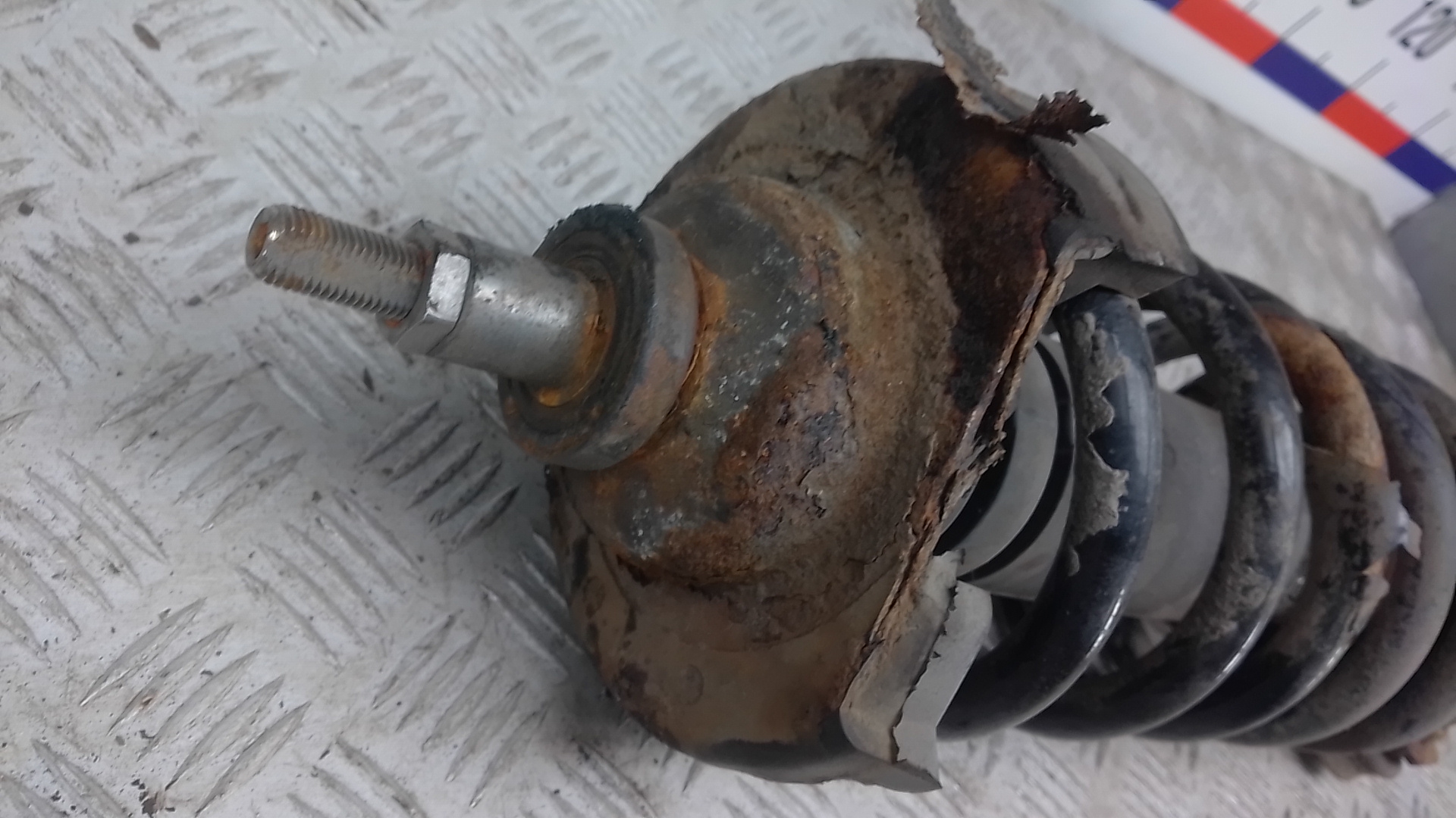 Амортизатор передний правый