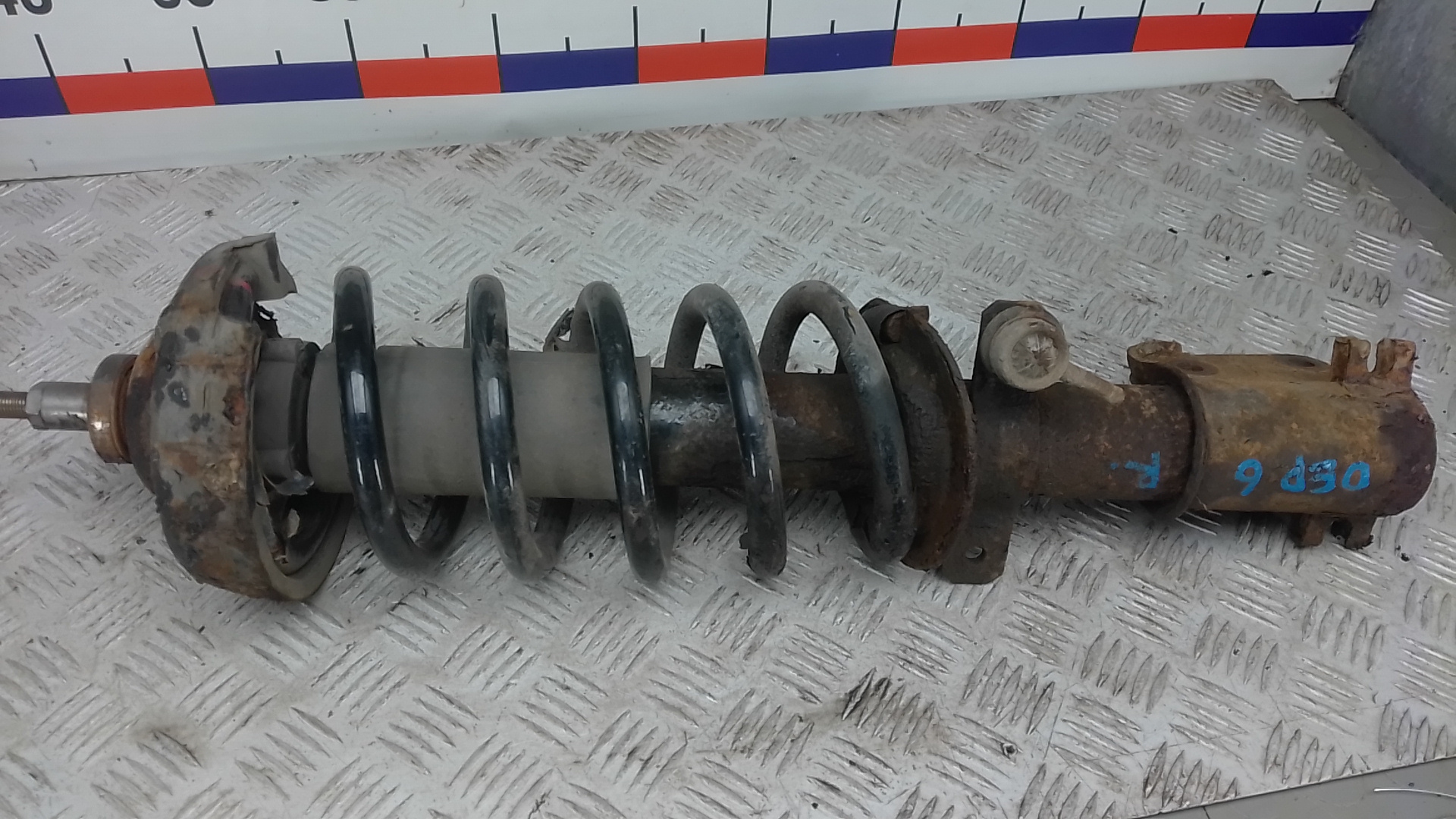 Амортизатор передний правый