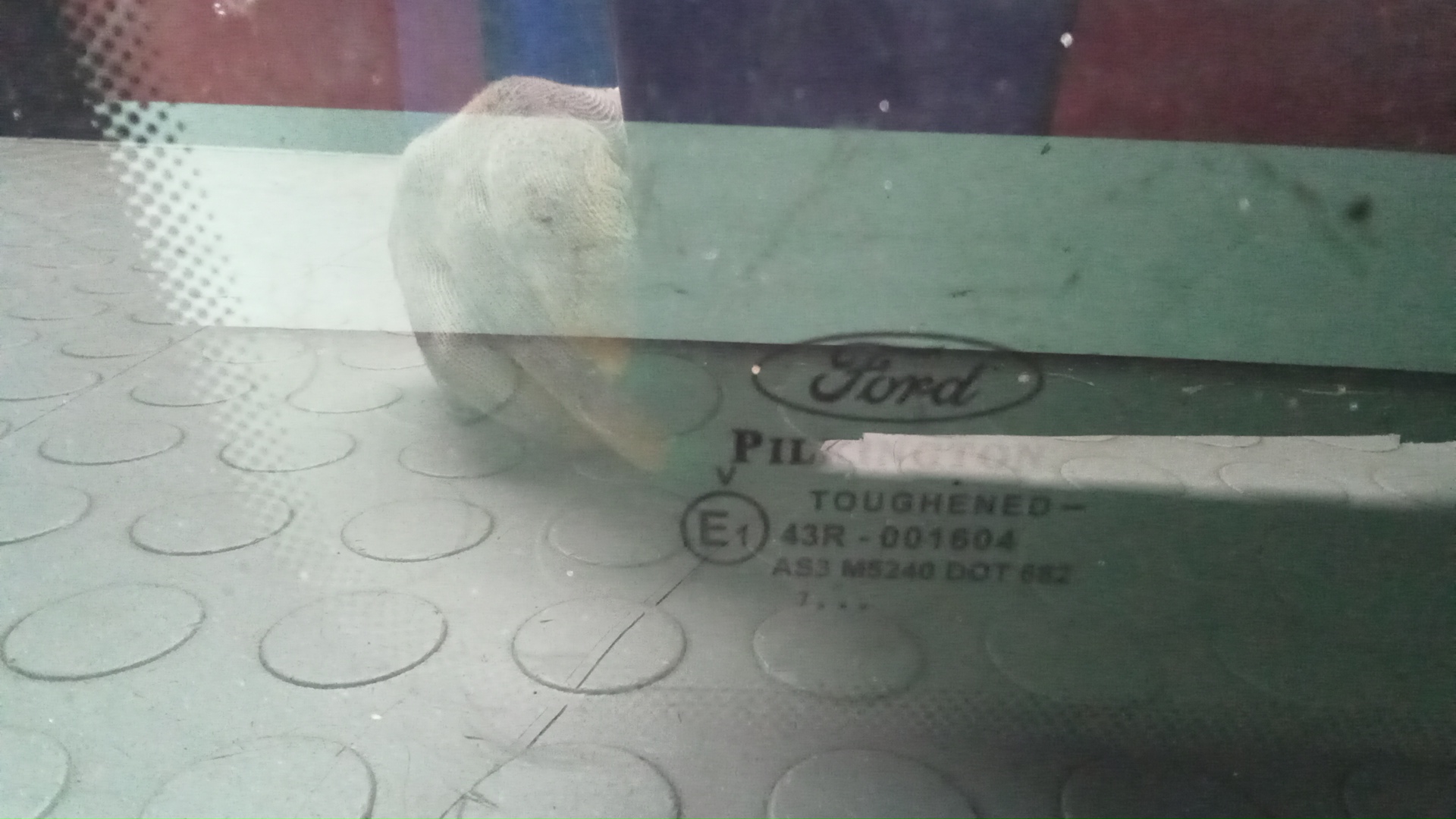 Стекло кузовное глухое левое