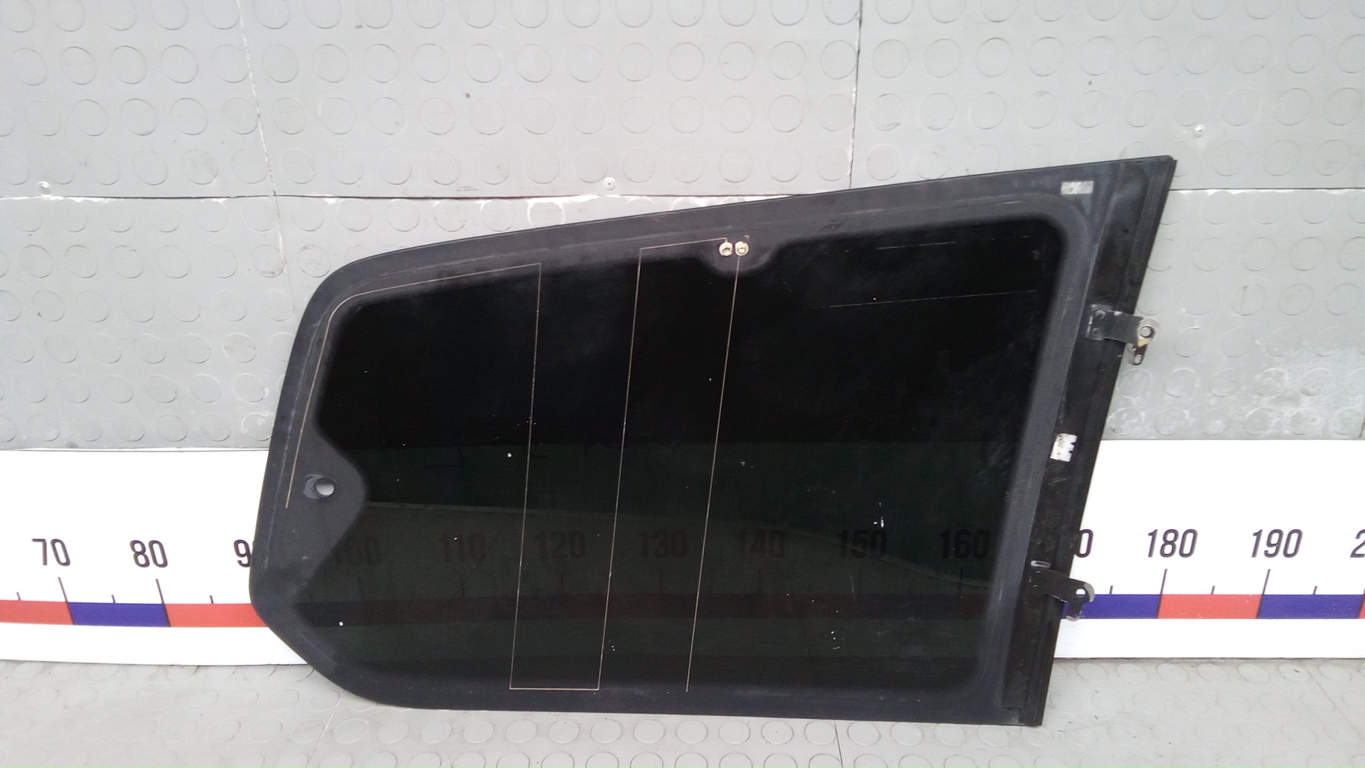 Стекло кузовное глухое левое