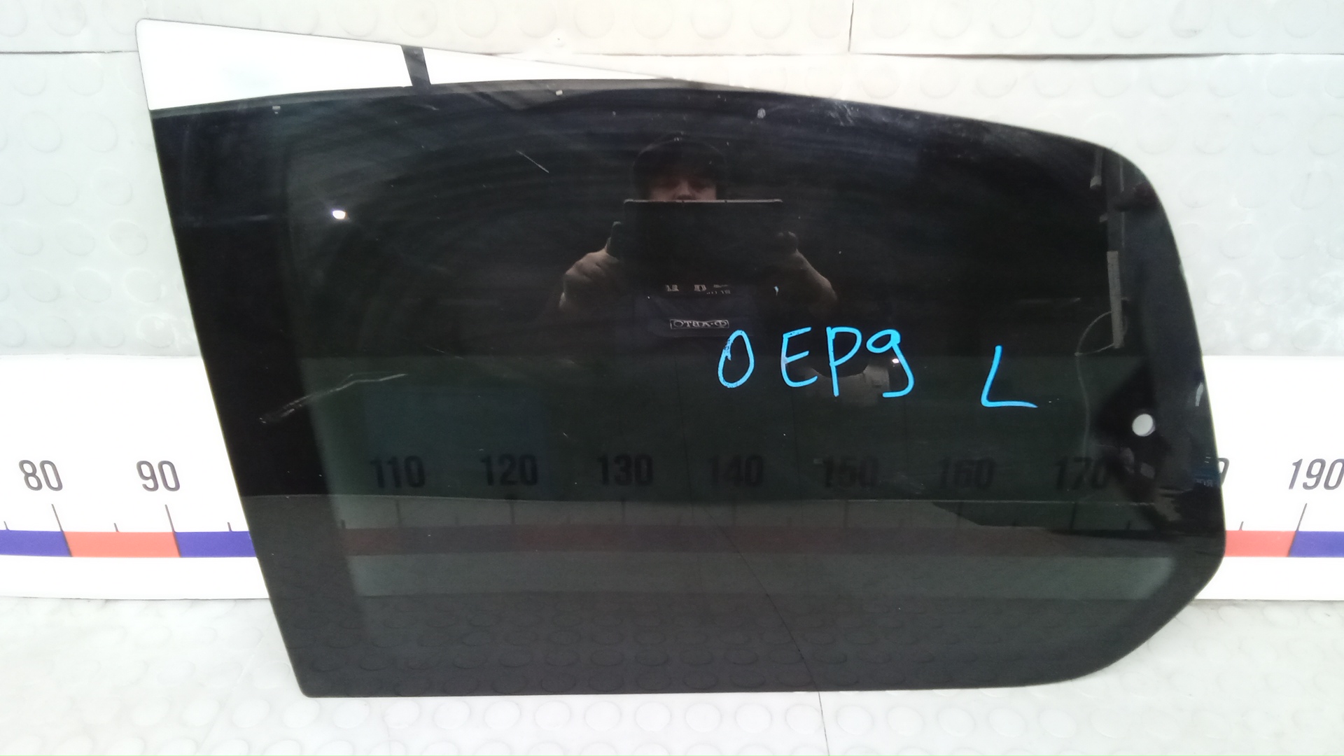 Стекло кузовное глухое левое