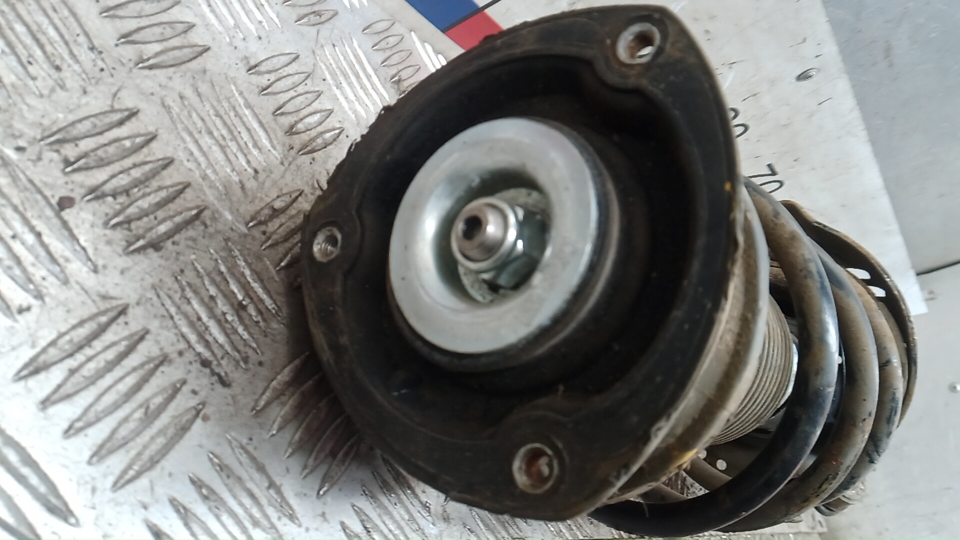 Амортизатор передний левый