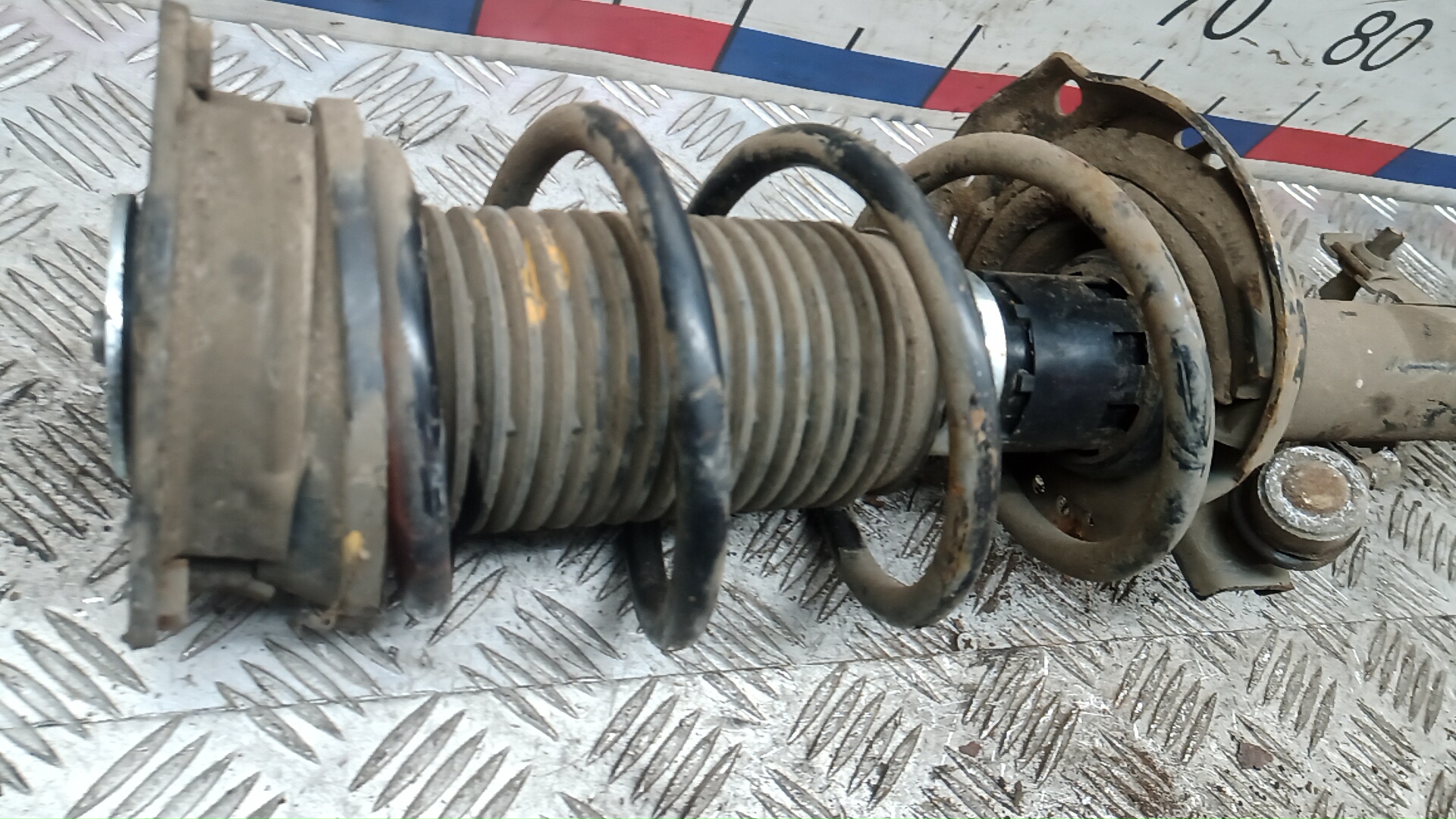 Амортизатор передний левый