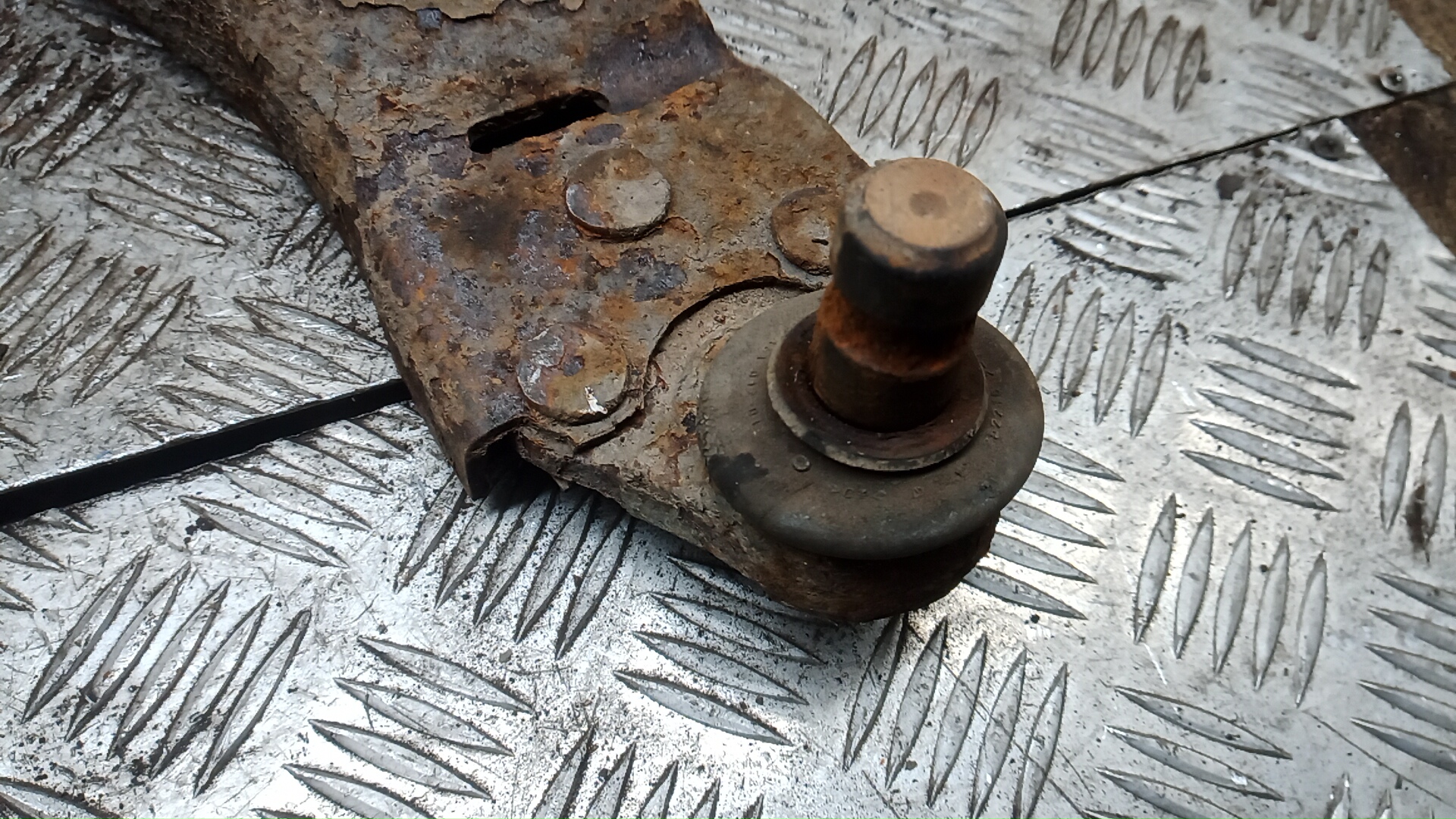 Рычаг передний нижний правый