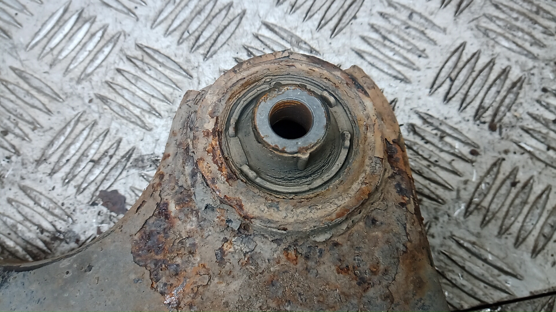 Рычаг передний нижний правый