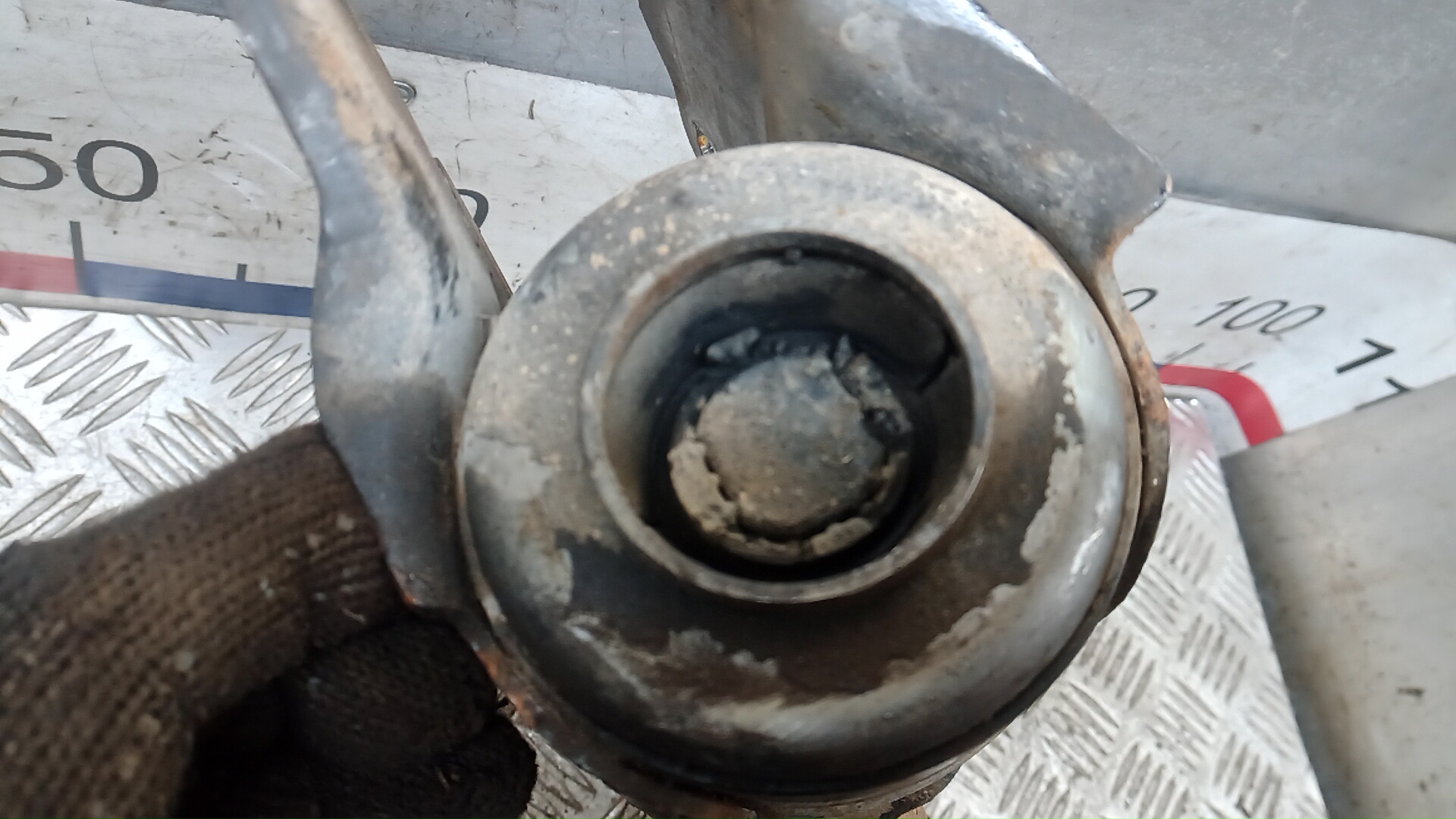 Рычаг передний нижний правый