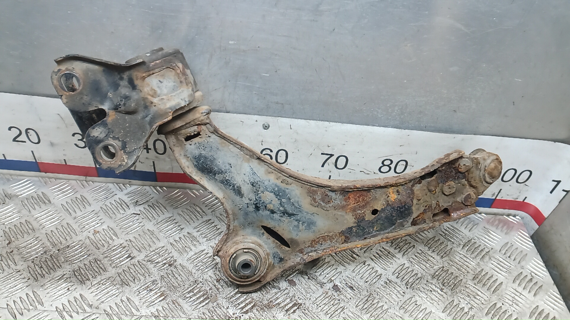 Рычаг передний нижний правый