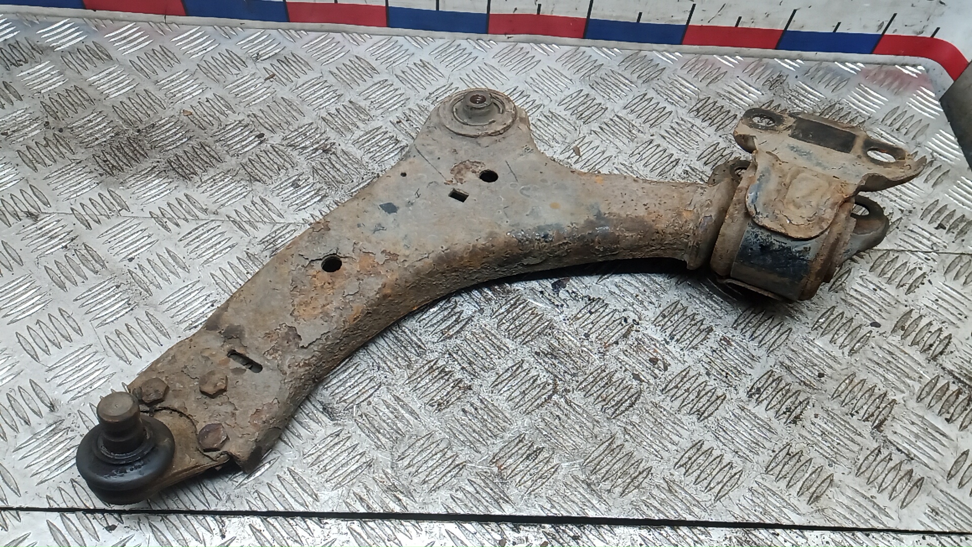 Рычаг передний нижний левый