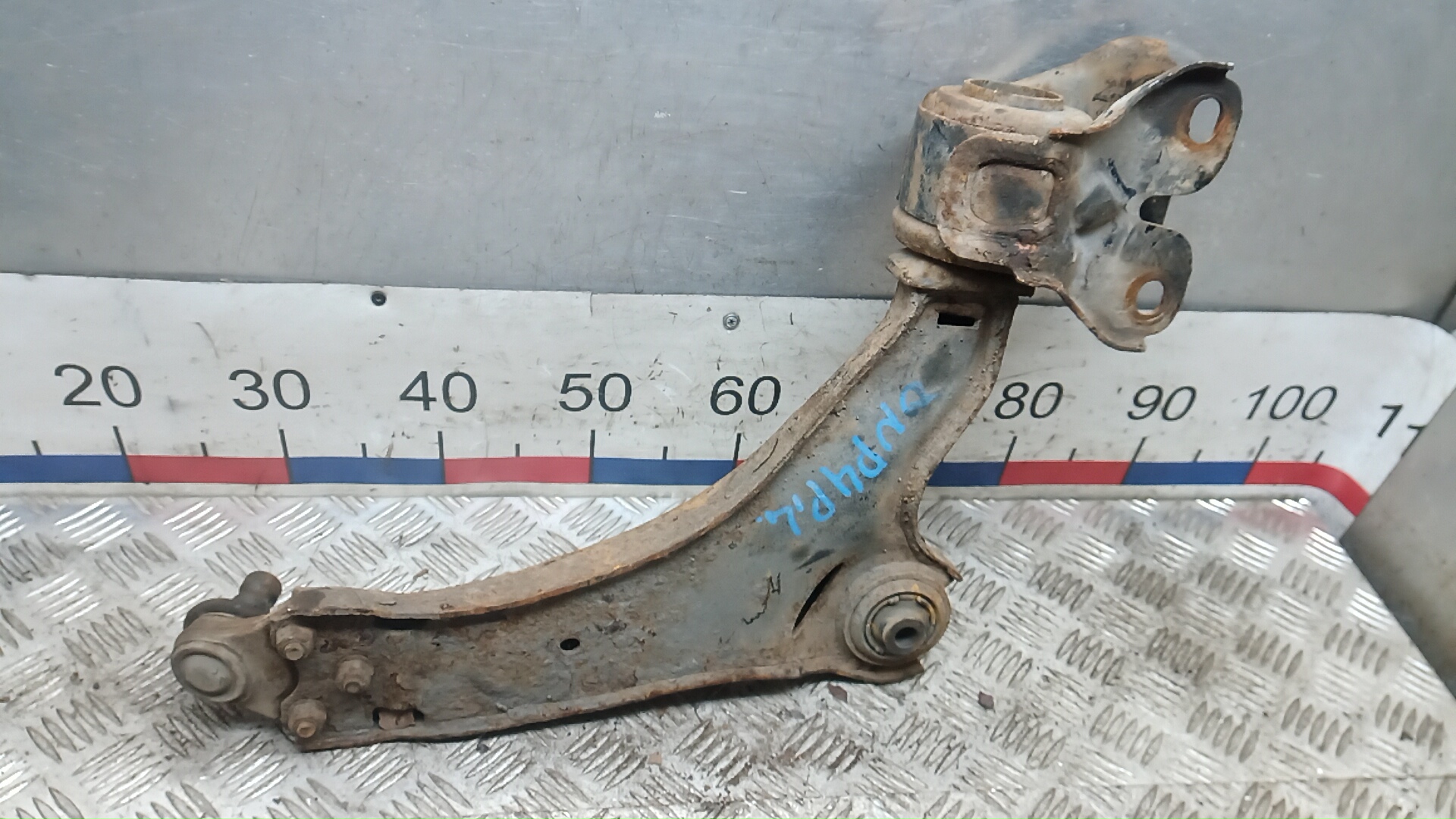 Рычаг передний нижний левый