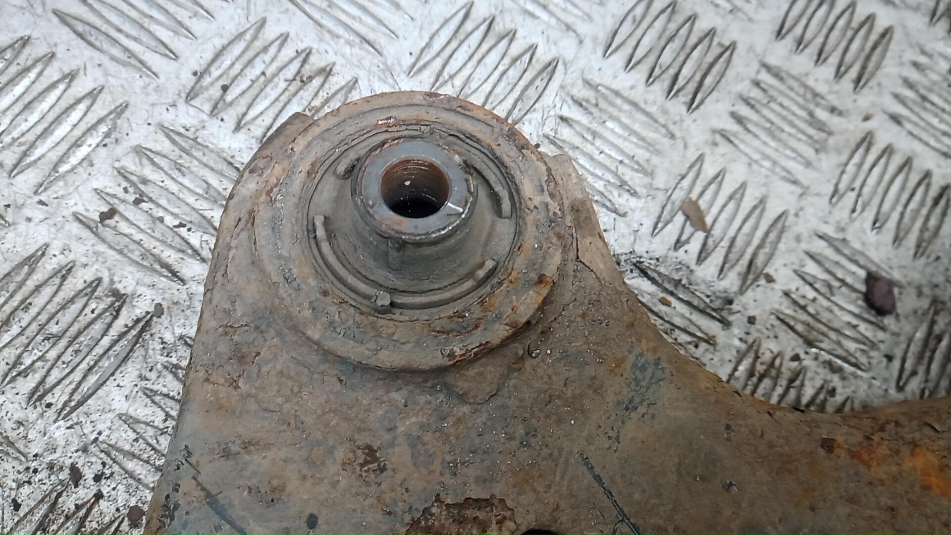 Рычаг передний нижний левый