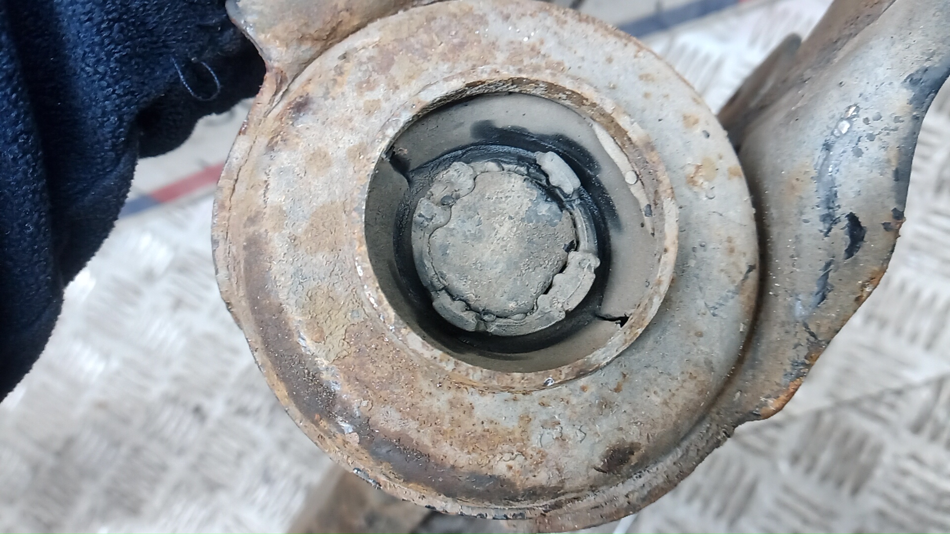 Рычаг передний нижний левый