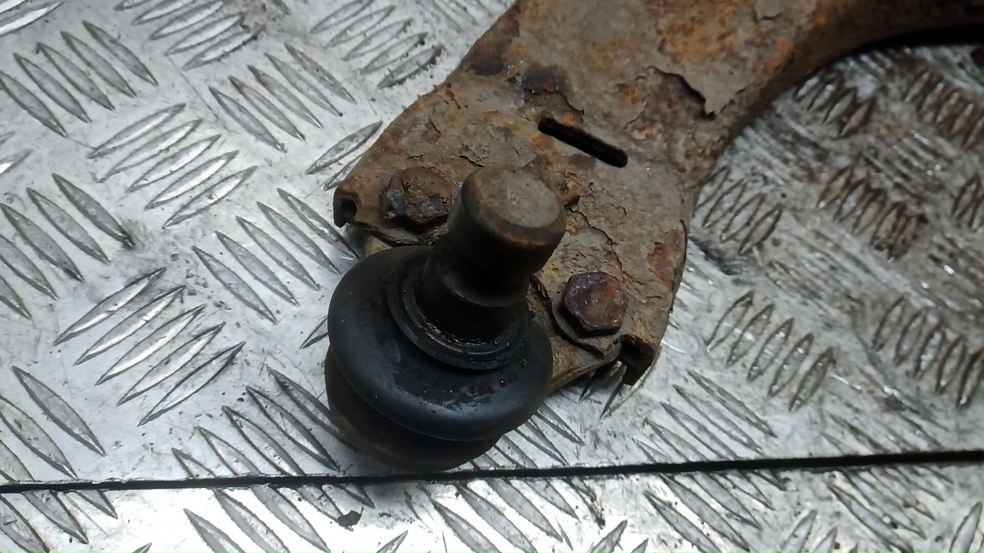 Рычаг передний нижний левый